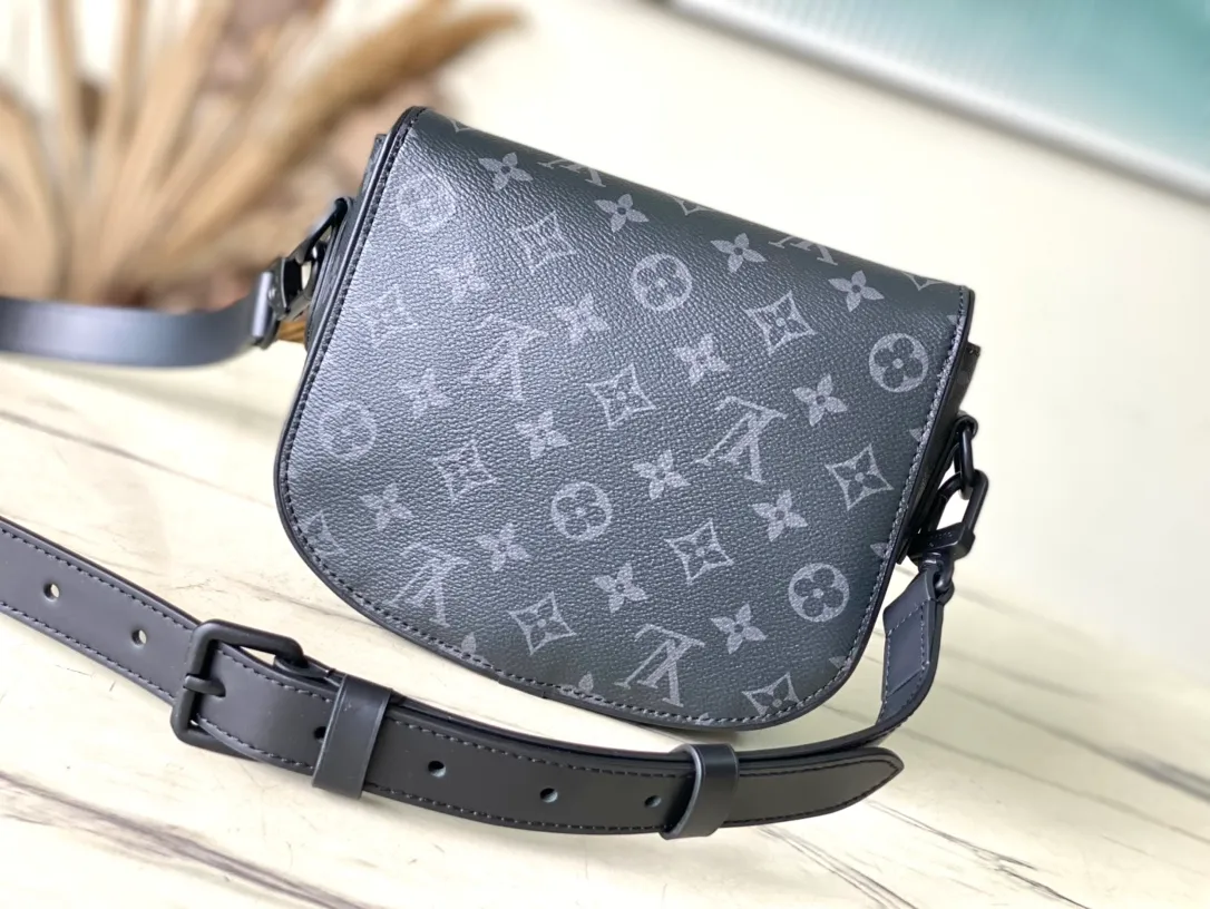 💰820 Top Original Order M47060 Black Flower This Montsouris small messenger bag is made of Monogram Macassar coated canvas to create ample space, making it a perfect choice for daily travel. The retro structure and leather shoulder strap make it easy to wear in formal occasions. Dimensions: 20 × 17 × 7 cm