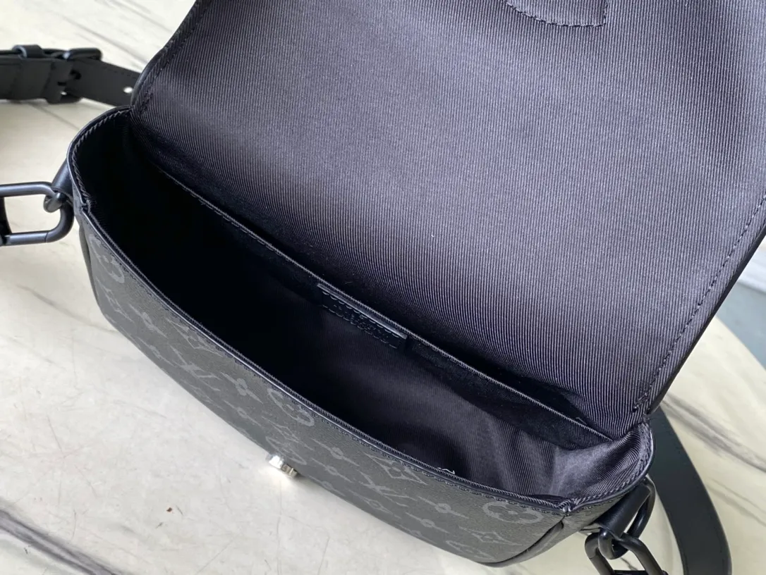 💰820 Top Original Order M47060 Black Flower This Montsouris small messenger bag is made of Monogram Macassar coated canvas to create ample space, making it a perfect choice for daily travel. The retro structure and leather shoulder strap make it easy to wear in formal occasions. Dimensions: 20 × 17 × 7 cm