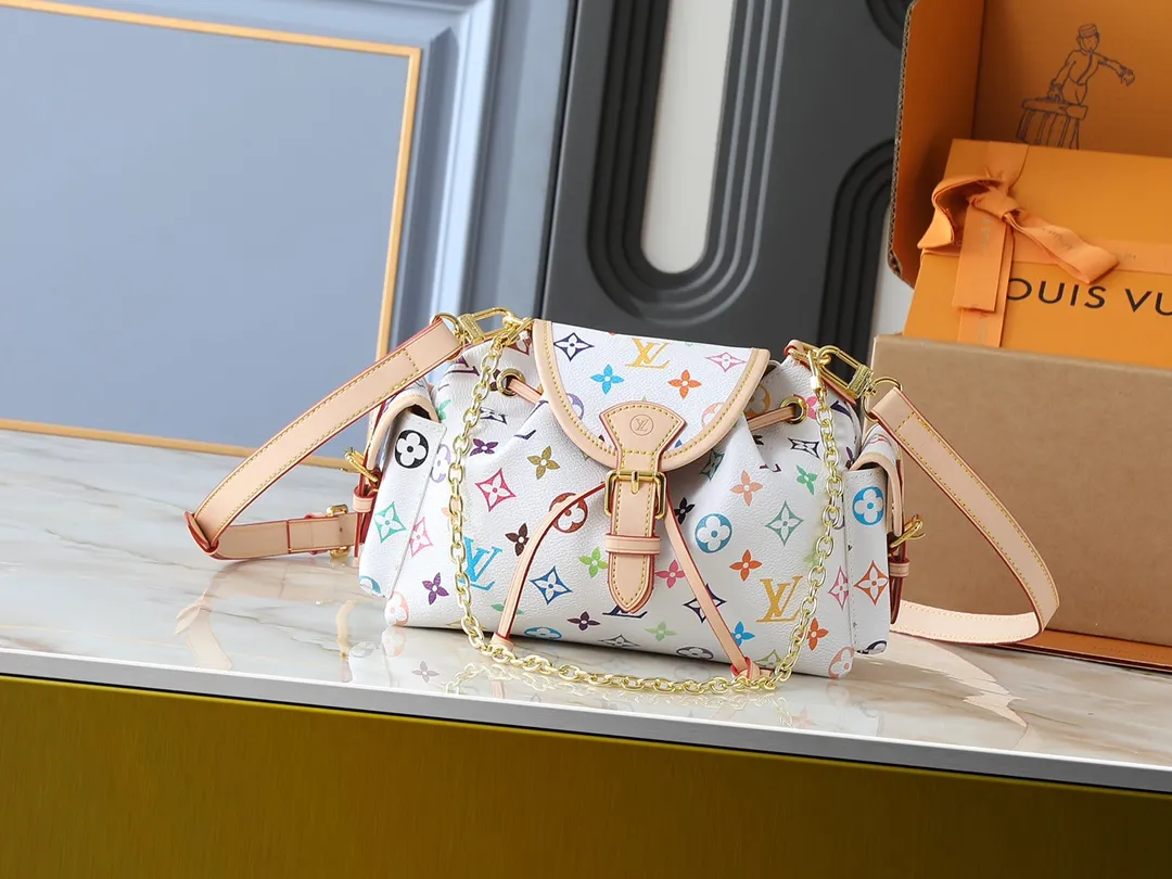 💰280💰Upgraded from the original M25554 MM25085 Odyssée handbag from the 2025 Early Fall series, it cleverly recalls the Excursion backpack design of the 2024 Cruise Early Spring series, paying tribute to Louis Vuitton's travel heritage with a classic touch. The cowhide leather body is decorated with the Monogram Bold pattern, and the decorative buckle and detachable chain are the finishing touches. The side pockets allow you to easily carry your keys or lipstick. Dimensions: 27.0 x 17.0 x 12.0 cm (length x height x width)