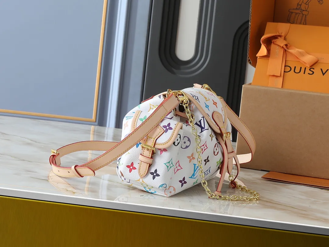 💰280💰Upgraded from the original M25554 MM25085 Odyssée handbag from the 2025 Early Fall series, it cleverly recalls the Excursion backpack design of the 2024 Cruise Early Spring series, paying tribute to Louis Vuitton's travel heritage with a classic touch. The cowhide leather body is decorated with the Monogram Bold pattern, and the decorative buckle and detachable chain are the finishing touches. The side pockets allow you to easily carry your keys or lipstick. Dimensions: 27.0 x 17.0 x 12.0 cm (length x height x width)