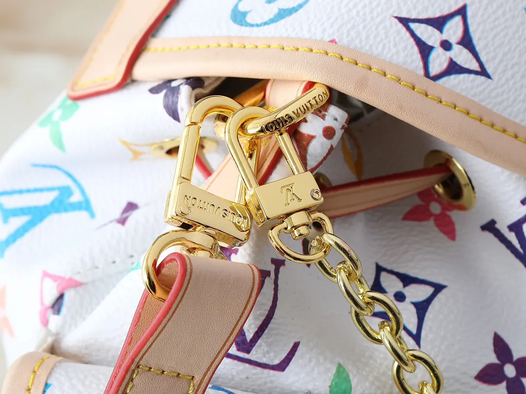 💰280💰Upgraded from the original M25554 MM25085 Odyssée handbag from the 2025 Early Fall series, it cleverly recalls the Excursion backpack design of the 2024 Cruise Early Spring series, paying tribute to Louis Vuitton's travel heritage with a classic touch. The cowhide leather body is decorated with the Monogram Bold pattern, and the decorative buckle and detachable chain are the finishing touches. The side pockets allow you to easily carry your keys or lipstick. Dimensions: 27.0 x 17.0 x 12.0 cm (length x height x width)