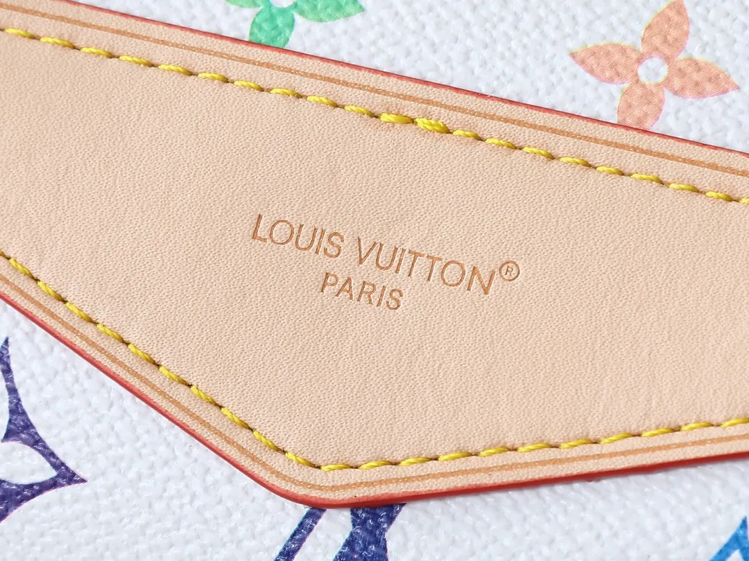 💰280💰Upgraded from the original M25554 MM25085 Odyssée handbag from the 2025 Early Fall series, it cleverly recalls the Excursion backpack design of the 2024 Cruise Early Spring series, paying tribute to Louis Vuitton's travel heritage with a classic touch. The cowhide leather body is decorated with the Monogram Bold pattern, and the decorative buckle and detachable chain are the finishing touches. The side pockets allow you to easily carry your keys or lipstick. Dimensions: 27.0 x 17.0 x 12.0 cm (length x height x width)