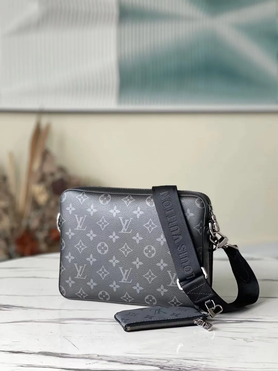 💰720 Top original order M69443 Top original order Trio messenger bag is made of Monogram Eclipse canvas and Monogram Eclipse Reverse canvas. A signature tonal gray pattern accentuates the lines of this versatile, modular design. In addition to the functions of a traditional cross-body bag, it also comes with a removable zipper bag and a coin purse attached to the strap. Dimensions: 25 x 18.5 x 7 cm 55%