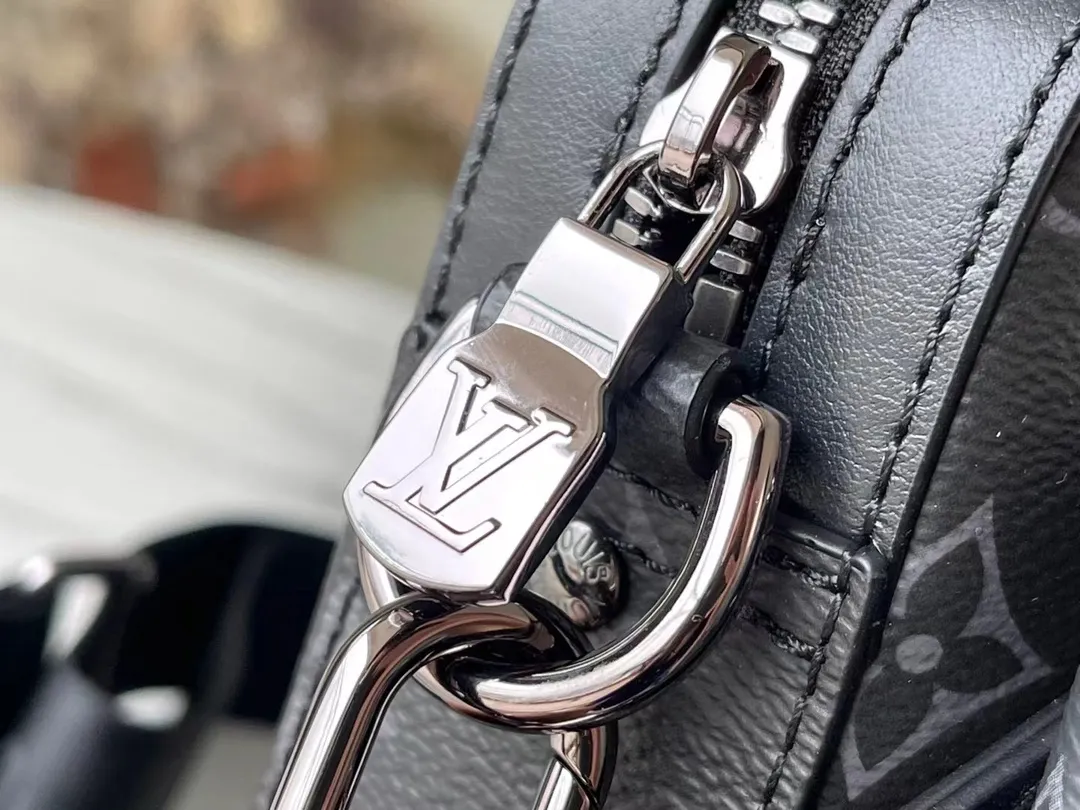 💰720 Top original order M69443 Top original order Trio messenger bag is made of Monogram Eclipse canvas and Monogram Eclipse Reverse canvas. A signature tonal gray pattern accentuates the lines of this versatile, modular design. In addition to the functions of a traditional cross-body bag, it also comes with a removable zipper bag and a coin purse attached to the strap. Dimensions: 25 x 18.5 x 7 cm 55%