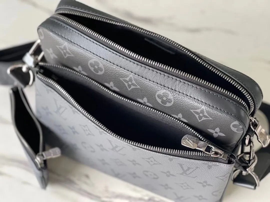 💰720 Top original order M69443 Top original order Trio messenger bag is made of Monogram Eclipse canvas and Monogram Eclipse Reverse canvas. A signature tonal gray pattern accentuates the lines of this versatile, modular design. In addition to the functions of a traditional cross-body bag, it also comes with a removable zipper bag and a coin purse attached to the strap. Dimensions: 25 x 18.5 x 7 cm 55%