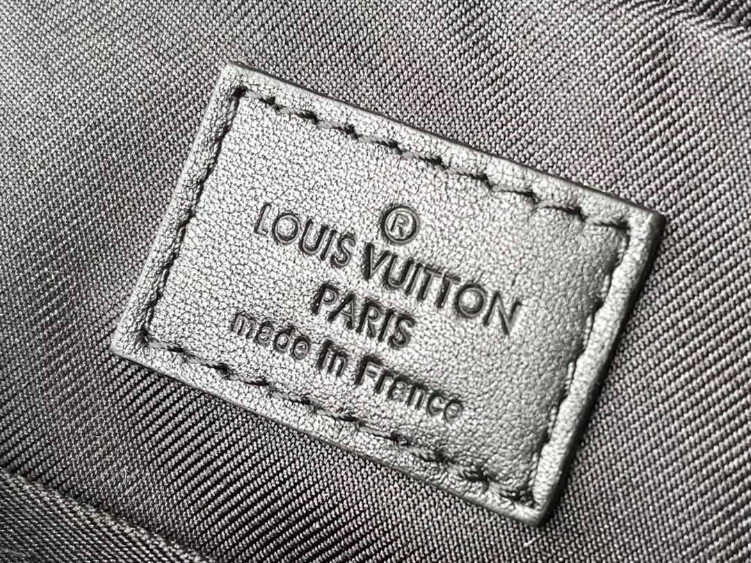 💰720 Top original order M69443 Top original order Trio messenger bag is made of Monogram Eclipse canvas and Monogram Eclipse Reverse canvas. A signature tonal gray pattern accentuates the lines of this versatile, modular design. In addition to the functions of a traditional cross-body bag, it also comes with a removable zipper bag and a coin purse attached to the strap. Dimensions: 25 x 18.5 x 7 cm 55%