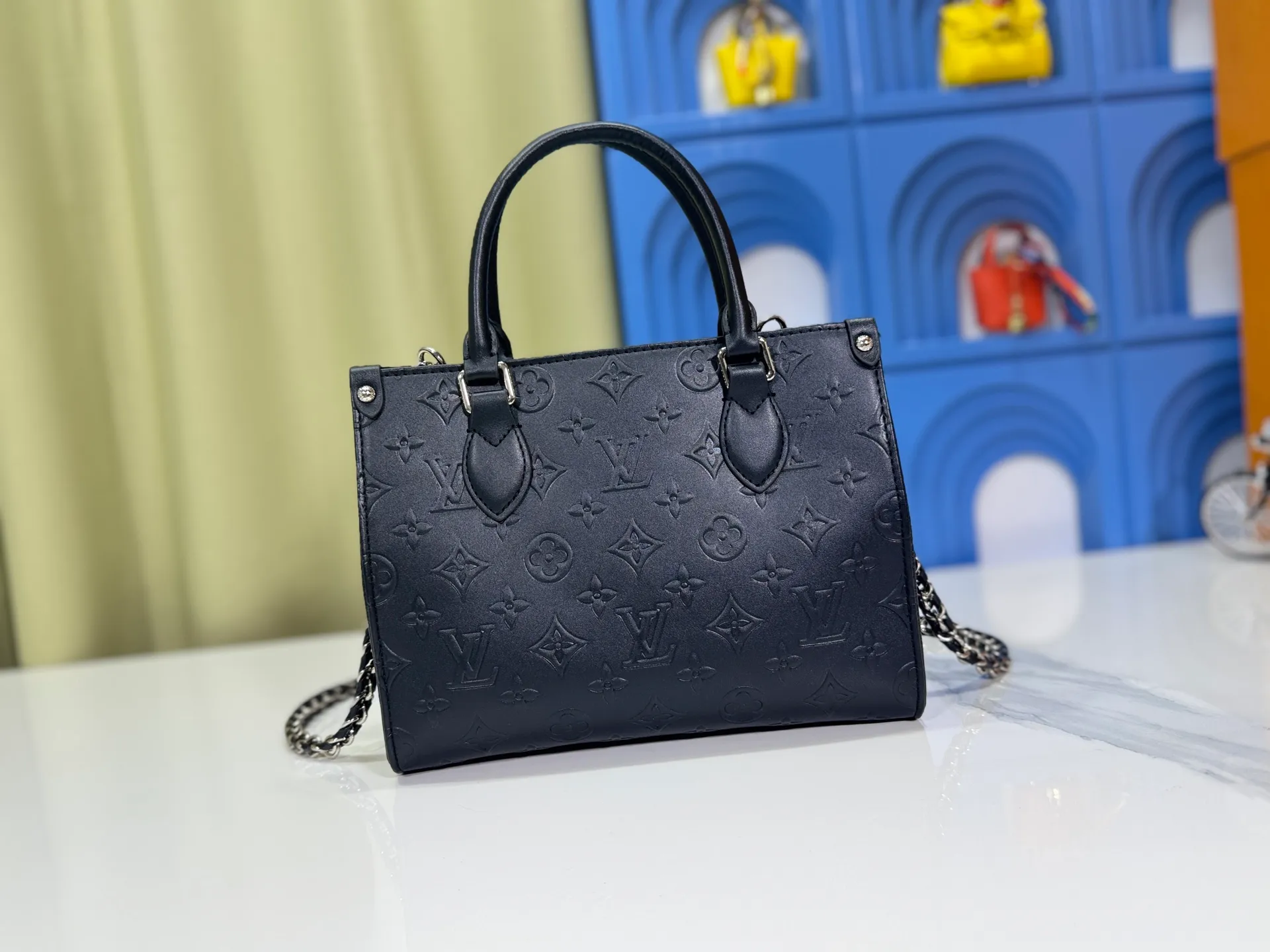 P240 Upgraded original M14576 M45659 This OnTheGo small handbag comes from the Monogram Bold series, finishing the 2025 spring and summer show with its neat structure. The Monogram embossed leather bag features dazzling metal hardware and a detachable braided chain. It has ample space to accommodate daily essentials, making it a perfect choice for urban commuting and weekend outings. Dimensions: 25.0 x 19.0 x 11.5 cm (length x height x width)