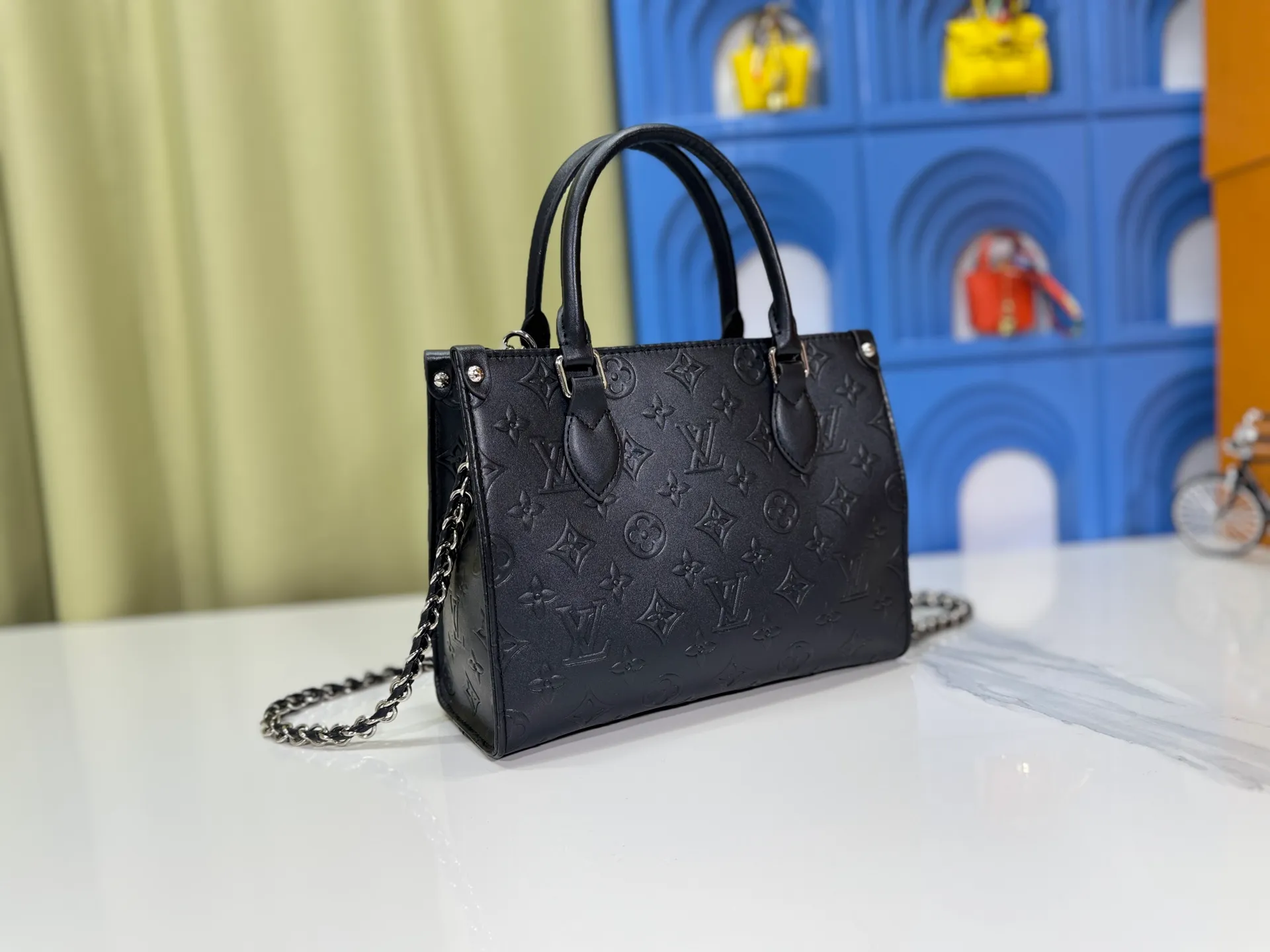 P240 Upgraded original M14576 M45659 This OnTheGo small handbag comes from the Monogram Bold series, finishing the 2025 spring and summer show with its neat structure. The Monogram embossed leather bag features dazzling metal hardware and a detachable braided chain. It has ample space to accommodate daily essentials, making it a perfect choice for urban commuting and weekend outings. Dimensions: 25.0 x 19.0 x 11.5 cm (length x height x width)