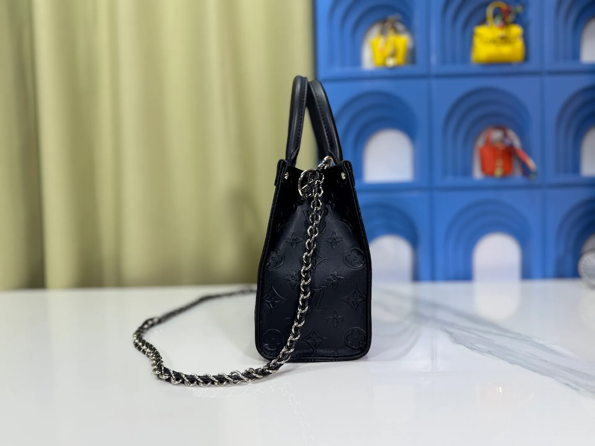 P240 Upgraded original M14576 M45659 This OnTheGo small handbag comes from the Monogram Bold series, finishing the 2025 spring and summer show with its neat structure. The Monogram embossed leather bag features dazzling metal hardware and a detachable braided chain. It has ample space to accommodate daily essentials, making it a perfect choice for urban commuting and weekend outings. Dimensions: 25.0 x 19.0 x 11.5 cm (length x height x width)