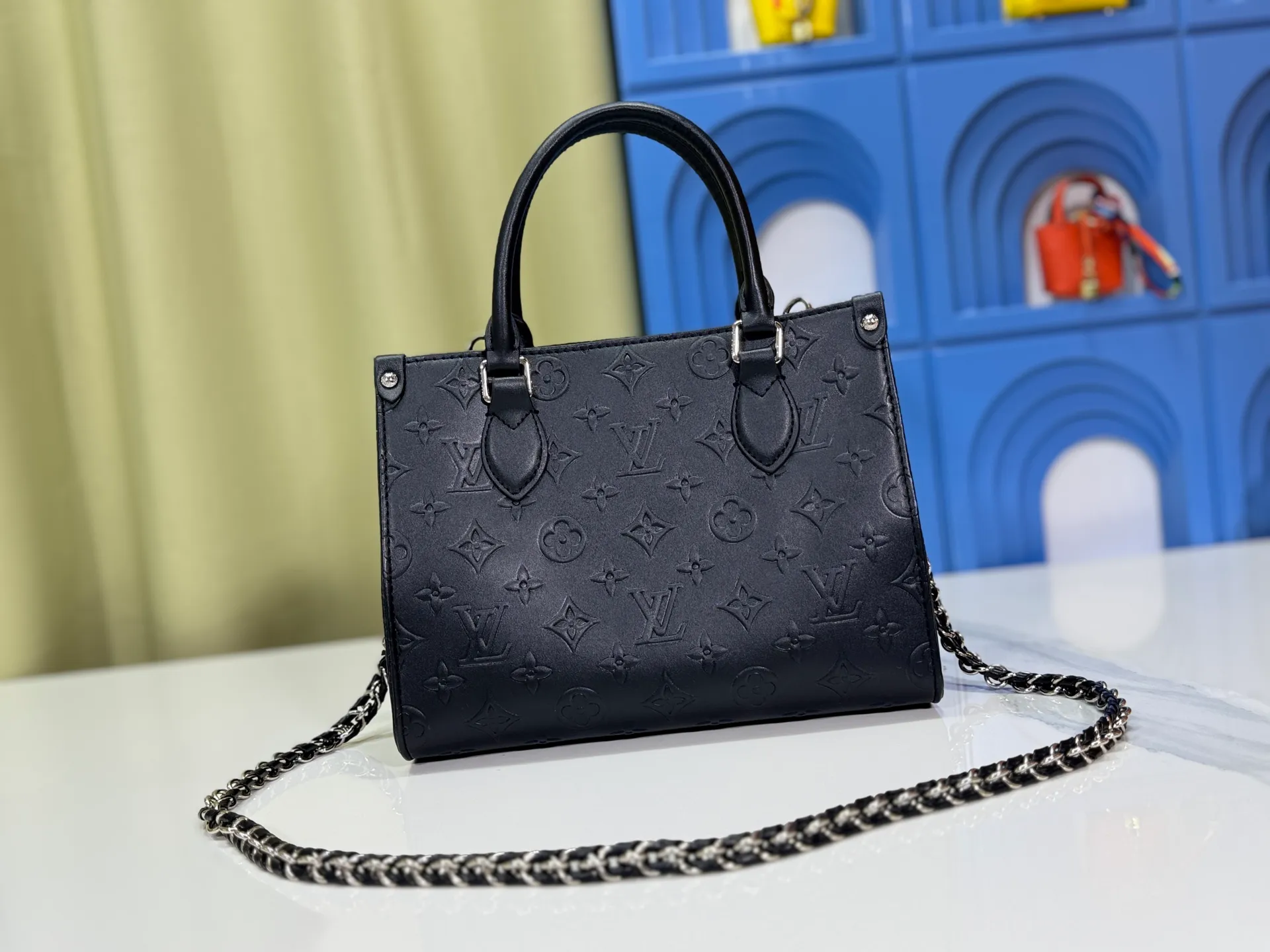 P240 Upgraded original M14576 M45659 This OnTheGo small handbag comes from the Monogram Bold series, finishing the 2025 spring and summer show with its neat structure. The Monogram embossed leather bag features dazzling metal hardware and a detachable braided chain. It has ample space to accommodate daily essentials, making it a perfect choice for urban commuting and weekend outings. Dimensions: 25.0 x 19.0 x 11.5 cm (length x height x width)