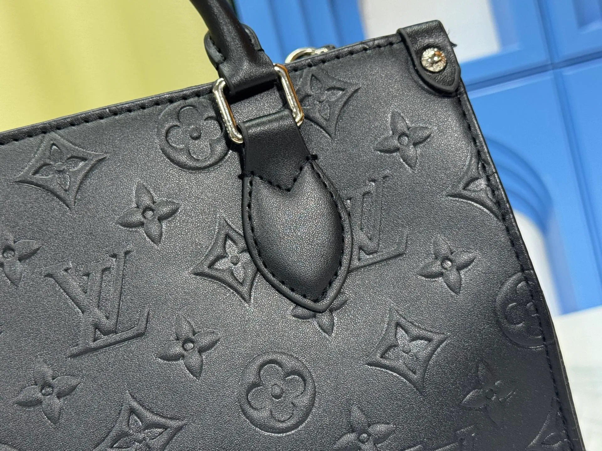 P240 Upgraded original M14576 M45659 This OnTheGo small handbag comes from the Monogram Bold series, finishing the 2025 spring and summer show with its neat structure. The Monogram embossed leather bag features dazzling metal hardware and a detachable braided chain. It has ample space to accommodate daily essentials, making it a perfect choice for urban commuting and weekend outings. Dimensions: 25.0 x 19.0 x 11.5 cm (length x height x width)