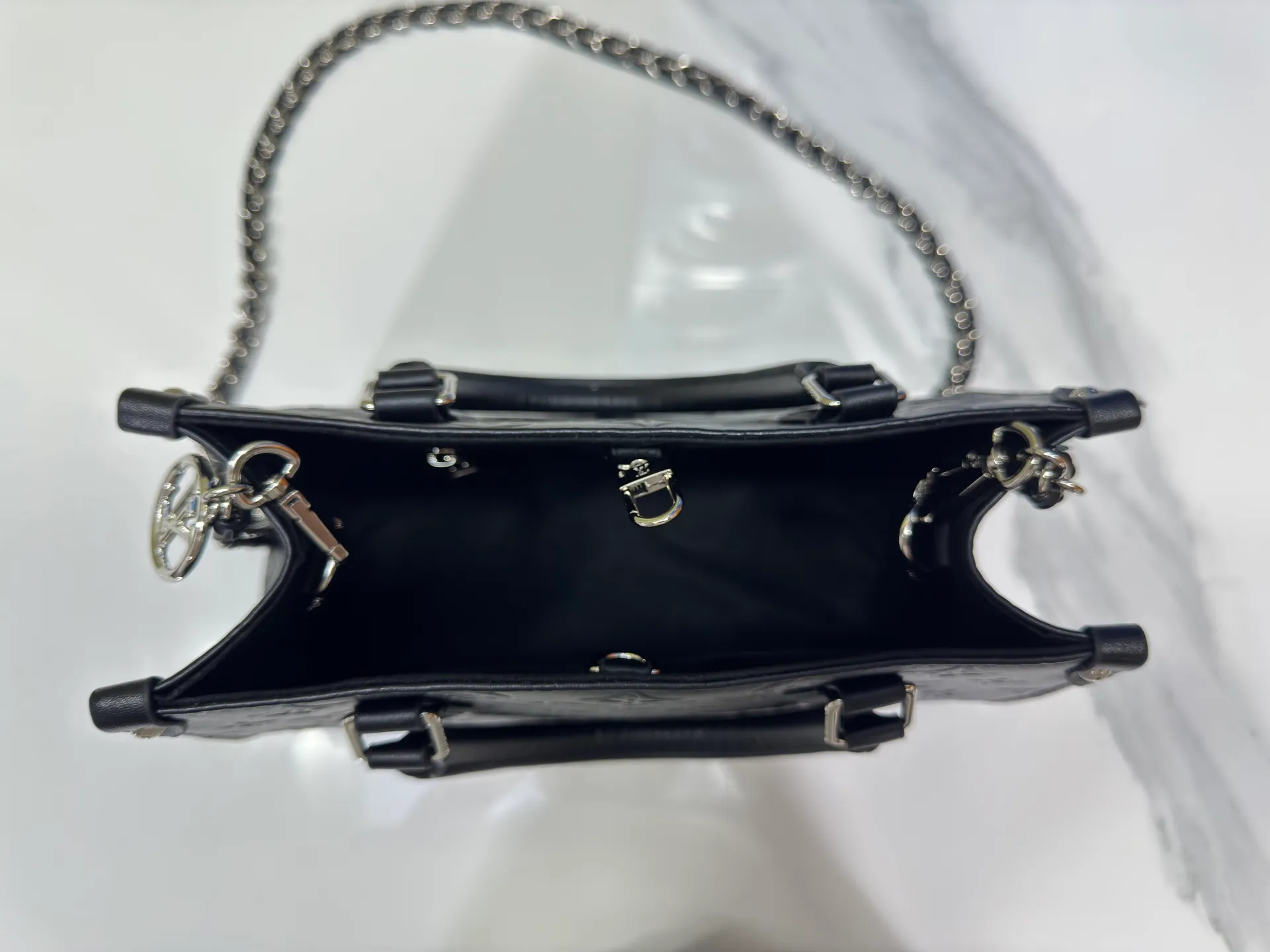 P240 Upgraded original M14576 M45659 This OnTheGo small handbag comes from the Monogram Bold series, finishing the 2025 spring and summer show with its neat structure. The Monogram embossed leather bag features dazzling metal hardware and a detachable braided chain. It has ample space to accommodate daily essentials, making it a perfect choice for urban commuting and weekend outings. Dimensions: 25.0 x 19.0 x 11.5 cm (length x height x width)