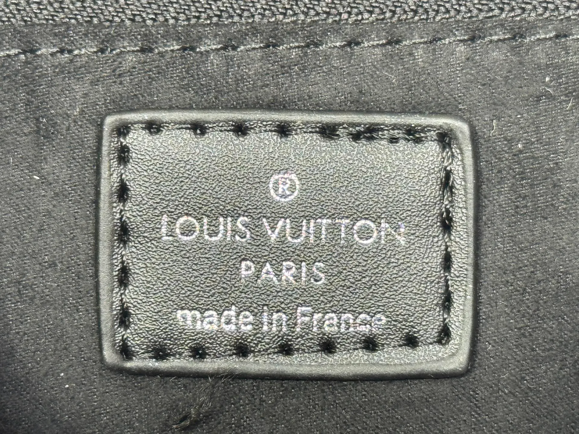 P240 Upgraded original M14576 M45659 This OnTheGo small handbag comes from the Monogram Bold series, finishing the 2025 spring and summer show with its neat structure. The Monogram embossed leather bag features dazzling metal hardware and a detachable braided chain. It has ample space to accommodate daily essentials, making it a perfect choice for urban commuting and weekend outings. Dimensions: 25.0 x 19.0 x 11.5 cm (length x height x width)