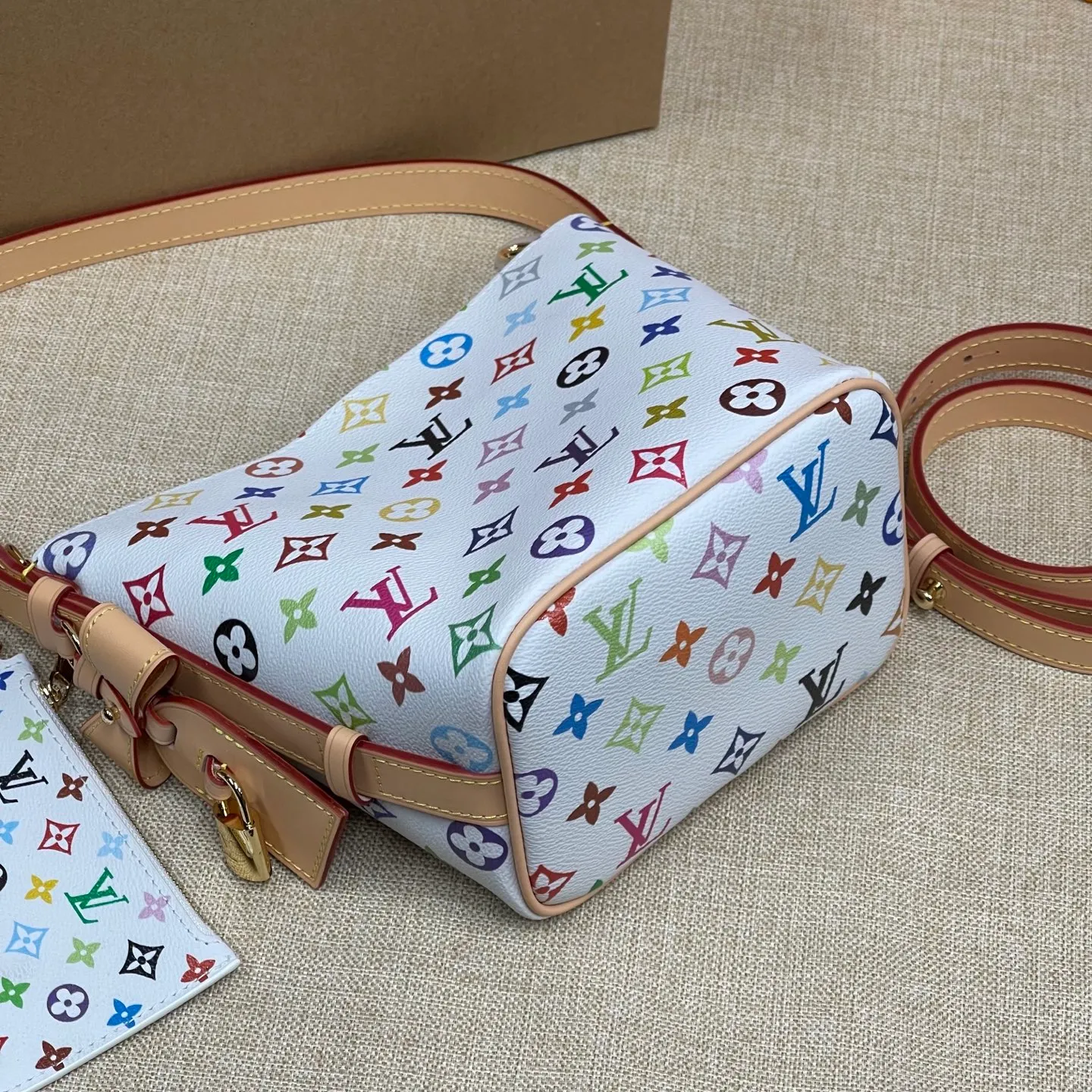 [Upgraded version] P560¥ Three-color series, upgraded version·High quality·With gift box🎁Packaging·Model number 13089💗This All In BB bucket bag hobo handbag conveys the fun style of the Louis Vuitton x Murakami reissued three-color series with smart details. Monogram coated canvas is rendered in the artist's rainbow of hues, and the nameplate is embellished with bows and padlocks. With the adjustable cowhide handle and leather shoulder strap, it can be carried by hand, shoulder or cross-body.  Dimensions: 18 x 12 x 16 cm ⚠️