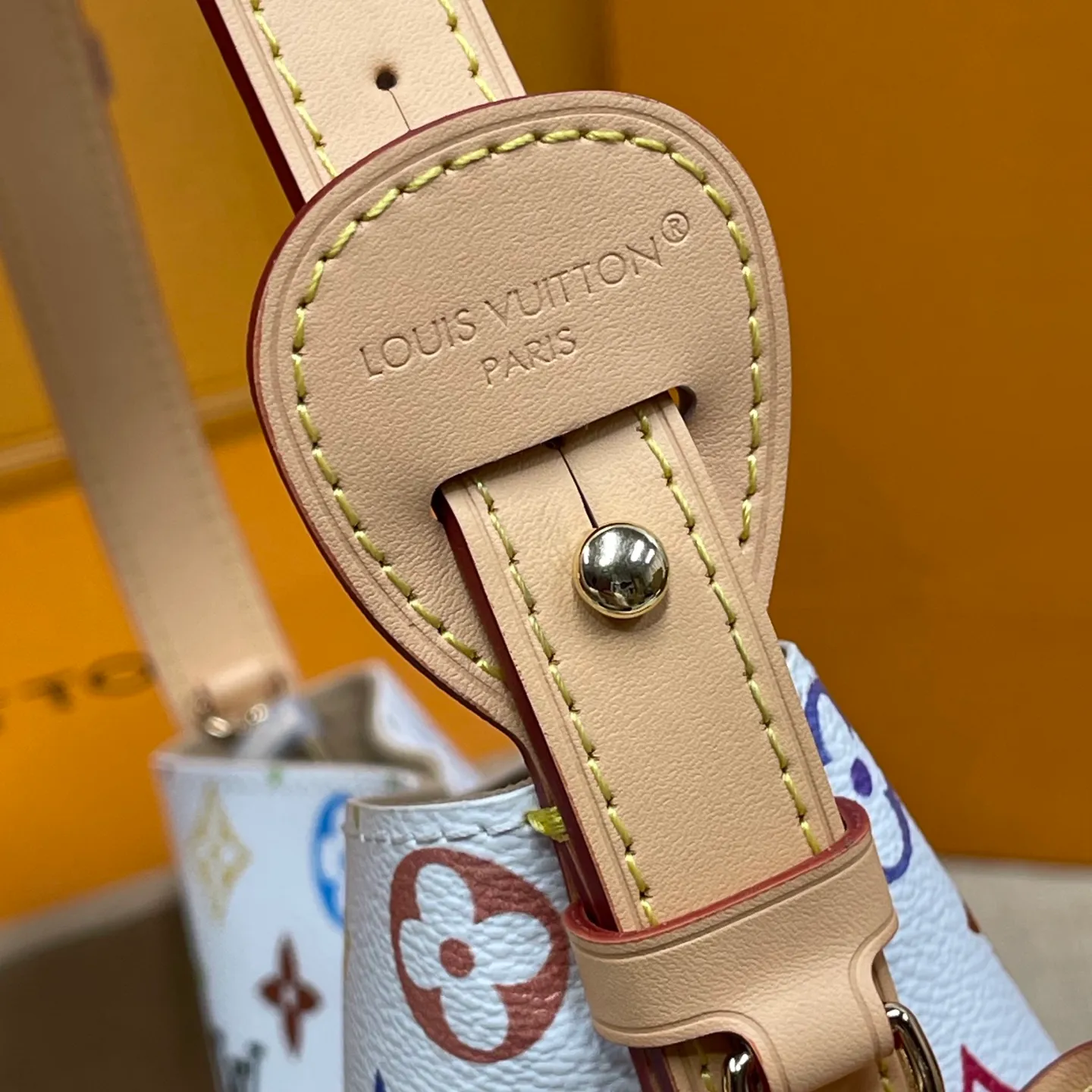 [Upgraded version] P560¥ Three-color series, upgraded version·High quality·With gift box🎁Packaging·Model number 13089💗This All In BB bucket bag hobo handbag conveys the fun style of the Louis Vuitton x Murakami reissued three-color series with smart details. Monogram coated canvas is rendered in the artist's rainbow of hues, and the nameplate is embellished with bows and padlocks. With the adjustable cowhide handle and leather shoulder strap, it can be carried by hand, shoulder or cross-body.  Dimensions: 18 x 12 x 16 cm ⚠️