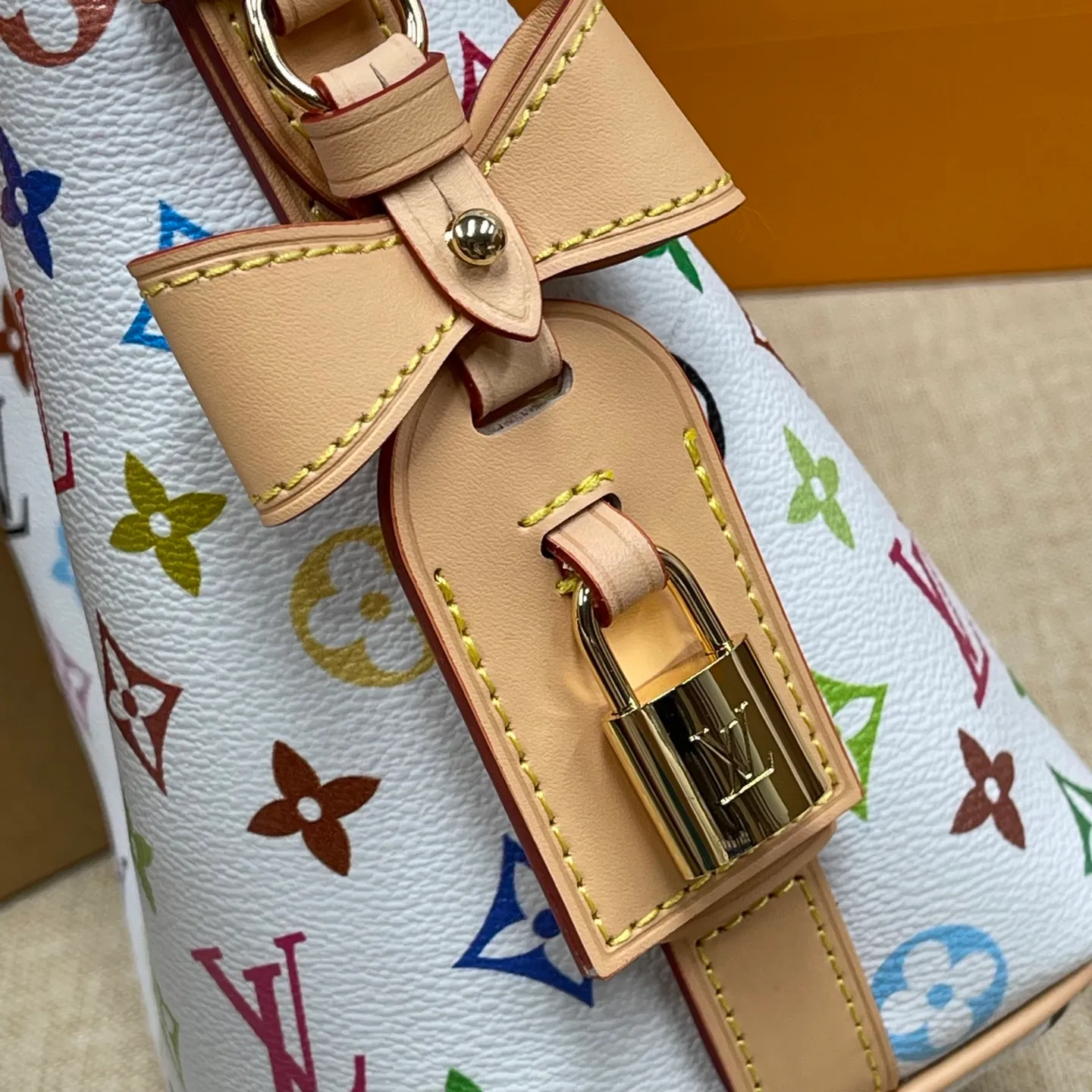 [Upgraded version] P560¥ Three-color series, upgraded version·High quality·With gift box🎁Packaging·Model number 13089💗This All In BB bucket bag hobo handbag conveys the fun style of the Louis Vuitton x Murakami reissued three-color series with smart details. Monogram coated canvas is rendered in the artist's rainbow of hues, and the nameplate is embellished with bows and padlocks. With the adjustable cowhide handle and leather shoulder strap, it can be carried by hand, shoulder or cross-body.  Dimensions: 18 x 12 x 16 cm ⚠️