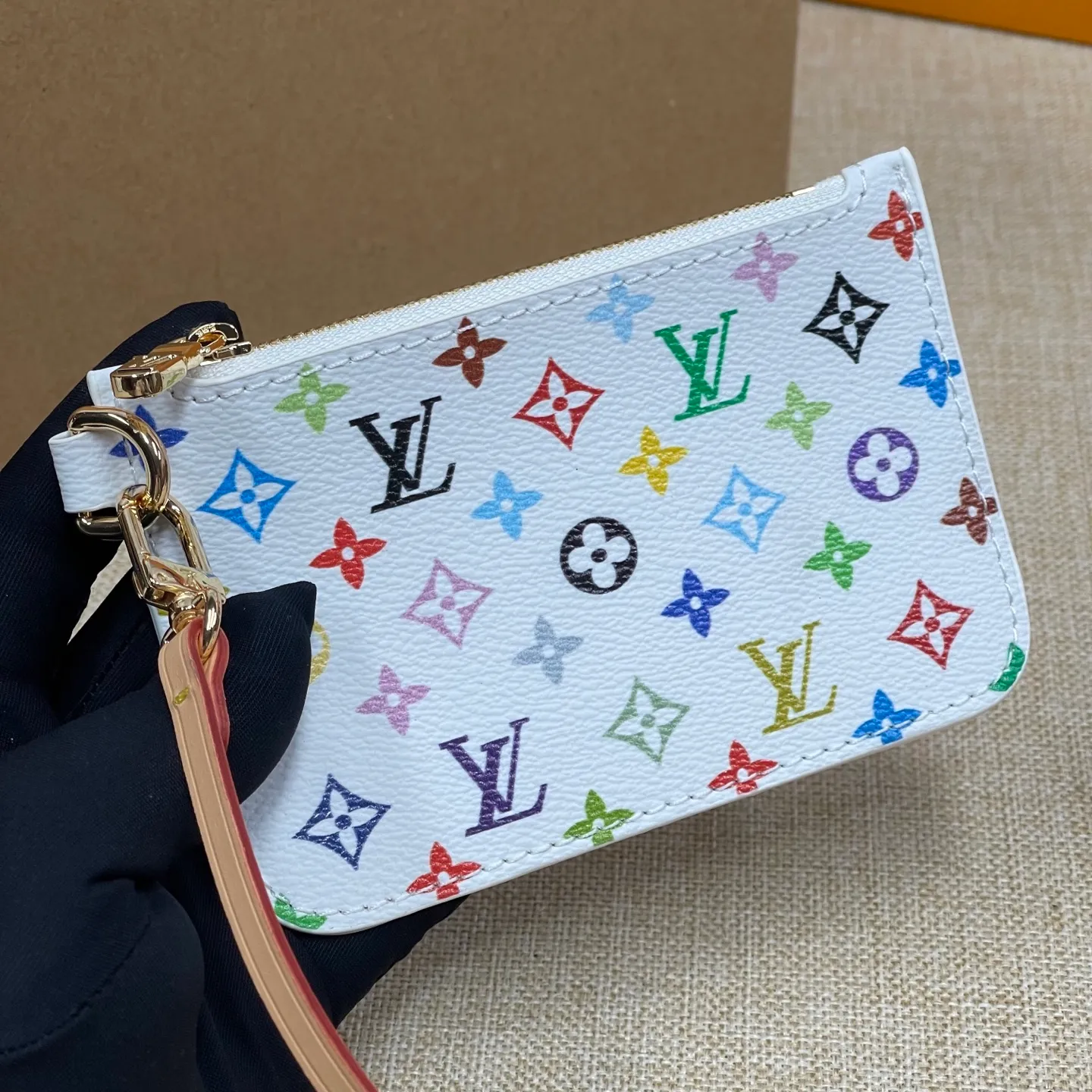 [Upgraded version] P560¥ Three-color series, upgraded version·High quality·With gift box🎁Packaging·Model number 13089💗This All In BB bucket bag hobo handbag conveys the fun style of the Louis Vuitton x Murakami reissued three-color series with smart details. Monogram coated canvas is rendered in the artist's rainbow of hues, and the nameplate is embellished with bows and padlocks. With the adjustable cowhide handle and leather shoulder strap, it can be carried by hand, shoulder or cross-body.  Dimensions: 18 x 12 x 16 cm ⚠️
