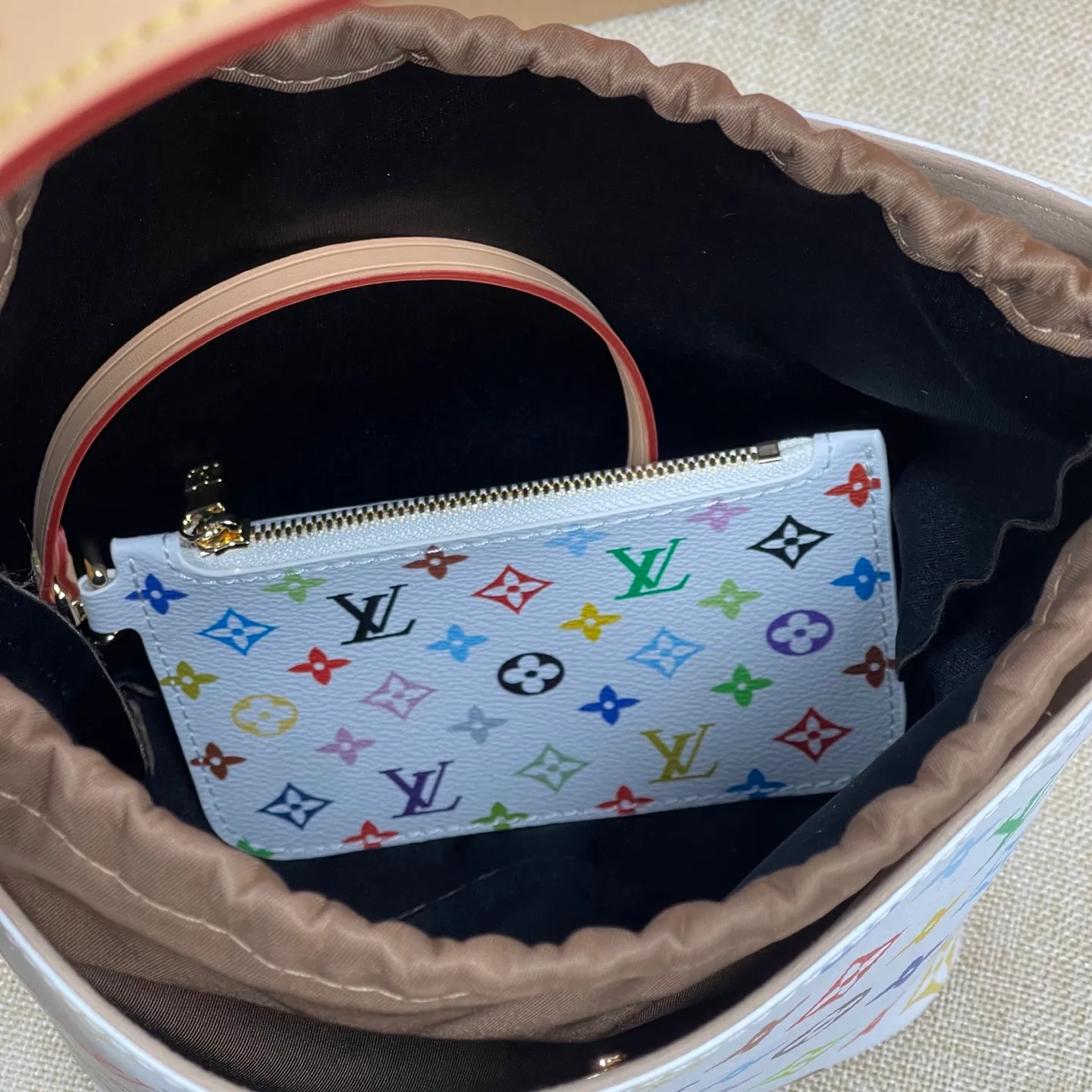 [Upgraded version] P560¥ Three-color series, upgraded version·High quality·With gift box🎁Packaging·Model number 13089💗This All In BB bucket bag hobo handbag conveys the fun style of the Louis Vuitton x Murakami reissued three-color series with smart details. Monogram coated canvas is rendered in the artist's rainbow of hues, and the nameplate is embellished with bows and padlocks. With the adjustable cowhide handle and leather shoulder strap, it can be carried by hand, shoulder or cross-body.  Dimensions: 18 x 12 x 16 cm ⚠️