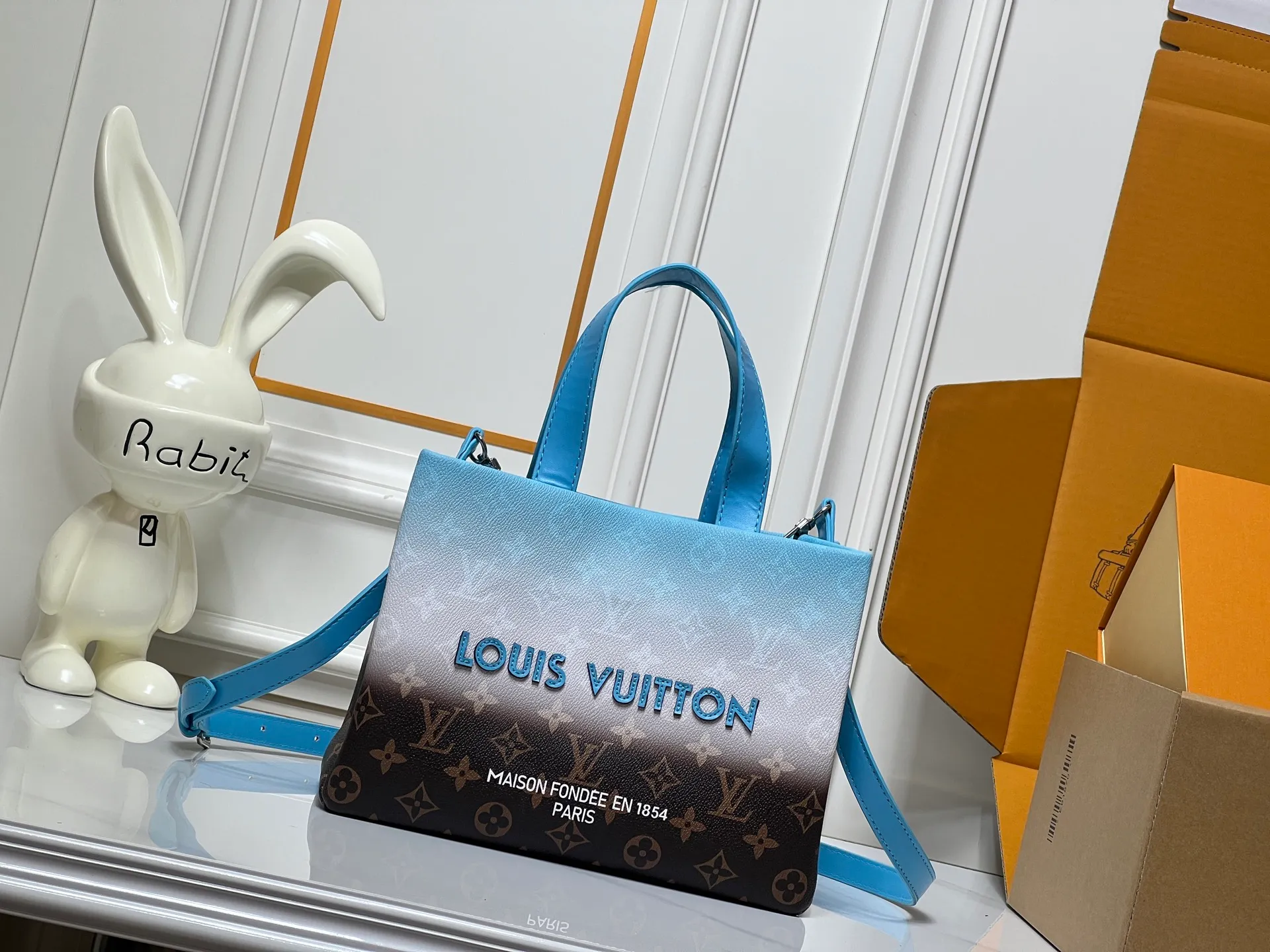 Batch 260💰M13940 Gradient Blue Khaki Color Check Black Check Presbyopia Orange Black Green Pink PHARREL and NIGO collection's joint series top original order This Shopper medium handbag draws inspiration from Louis Vuitton shopping bags, with the words Louis Vuitton and Maison Fondée En 1854 written on soft cow leather, with a top handle and a detachable shoulder strap. 25x19x11 • Cow leather • Cow leather trim • Textile lining • Metal hardware • Musketon closure • Main compartment • Zip pocket • Double patch pockets • Handles: Double handle