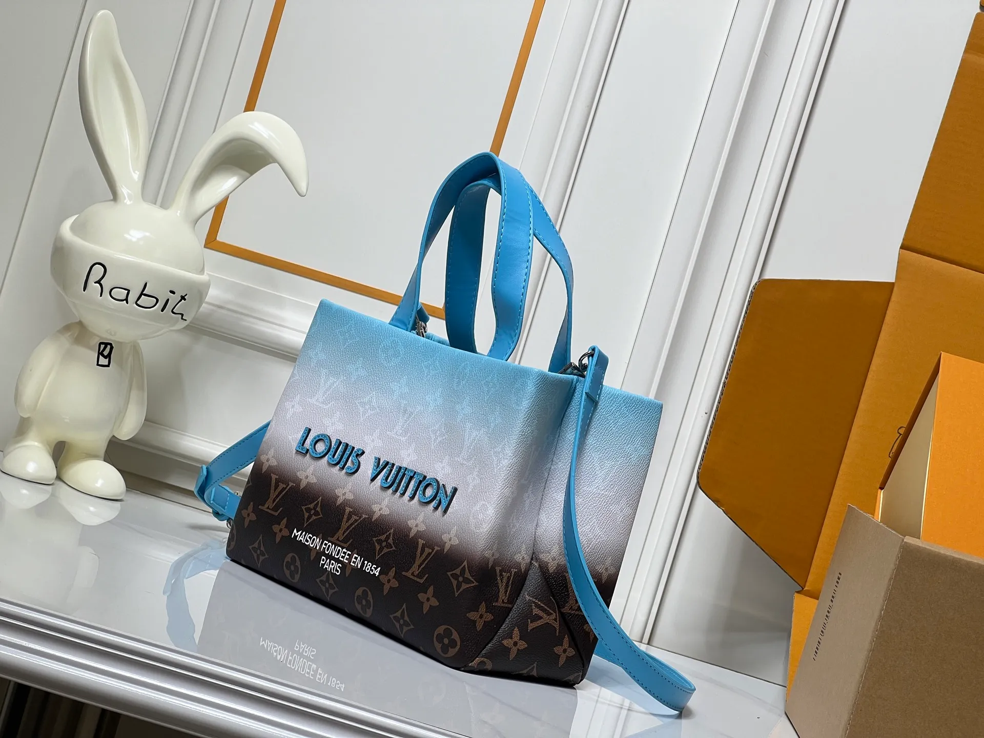 Batch 260💰M13940 Gradient Blue Khaki Color Check Black Check Presbyopia Orange Black Green Pink PHARREL and NIGO collection's joint series top original order This Shopper medium handbag draws inspiration from Louis Vuitton shopping bags, with the words Louis Vuitton and Maison Fondée En 1854 written on soft cow leather, with a top handle and a detachable shoulder strap. 25x19x11 • Cow leather • Cow leather trim • Textile lining • Metal hardware • Musketon closure • Main compartment • Zip pocket • Double patch pockets • Handles: Double handle