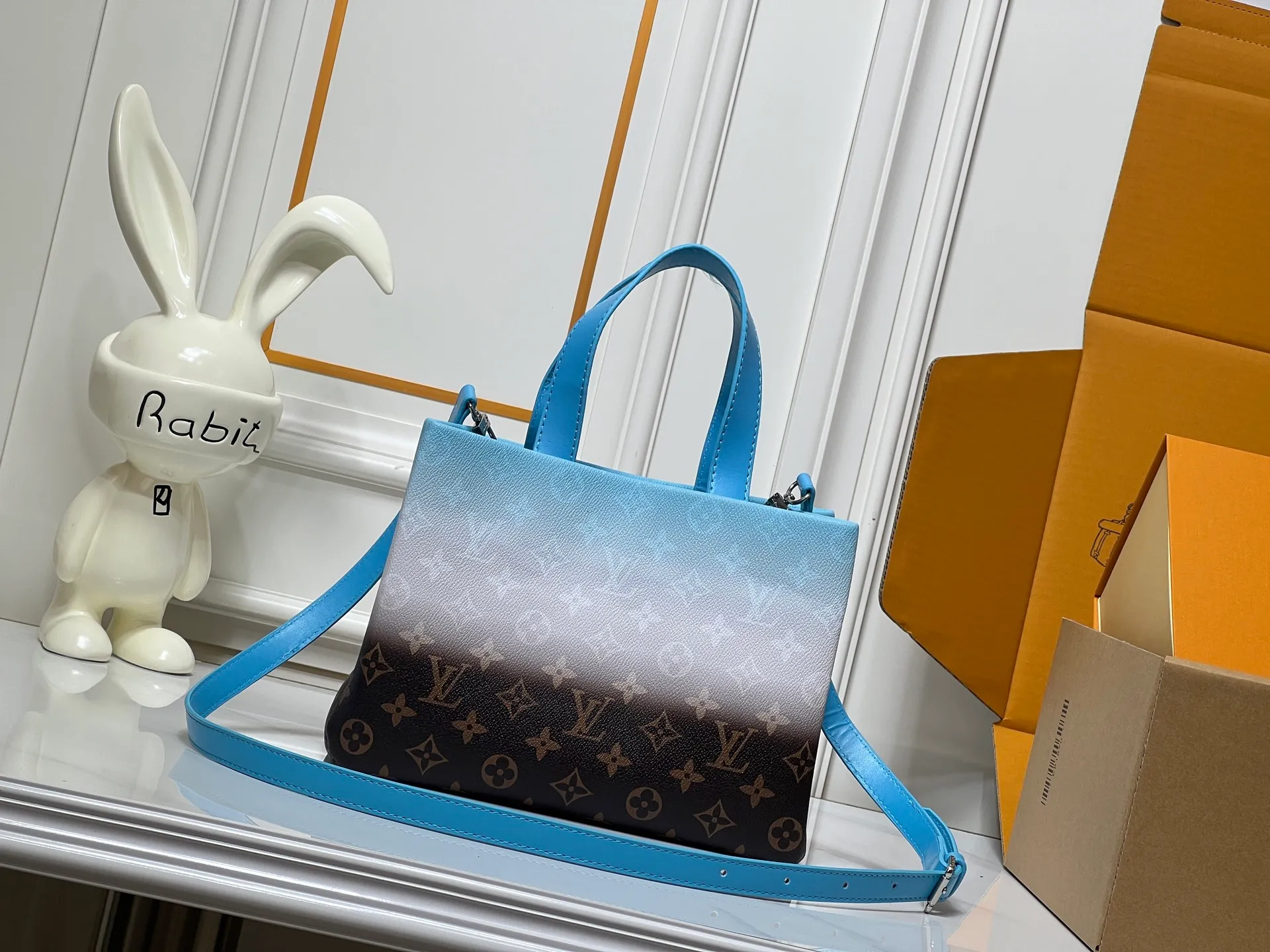 Batch 260💰M13940 Gradient Blue Khaki Color Check Black Check Presbyopia Orange Black Green Pink PHARREL and NIGO collection's joint series top original order This Shopper medium handbag draws inspiration from Louis Vuitton shopping bags, with the words Louis Vuitton and Maison Fondée En 1854 written on soft cow leather, with a top handle and a detachable shoulder strap. 25x19x11 • Cow leather • Cow leather trim • Textile lining • Metal hardware • Musketon closure • Main compartment • Zip pocket • Double patch pockets • Handles: Double handle