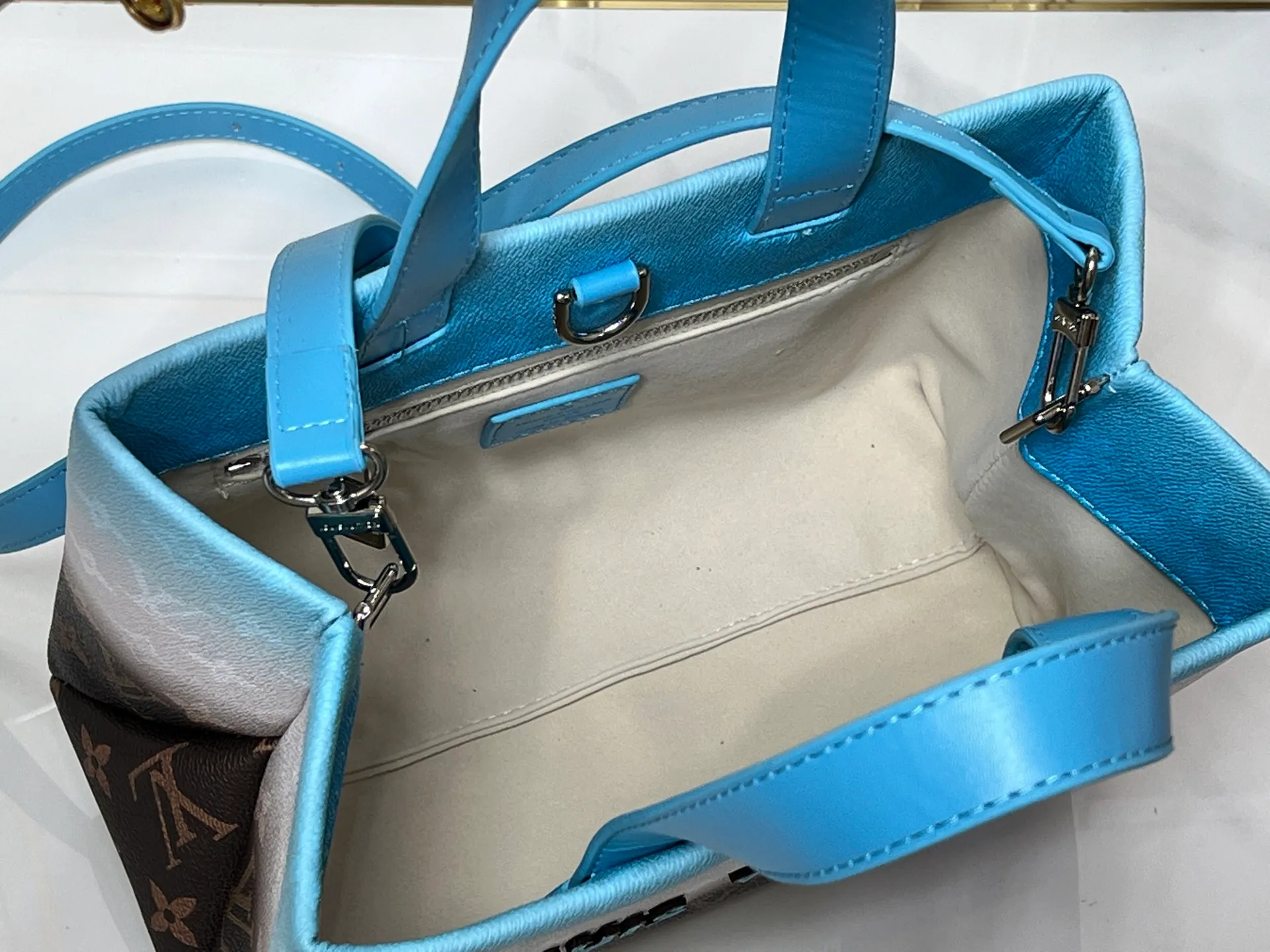 Batch 260💰M13940 Gradient Blue Khaki Color Check Black Check Presbyopia Orange Black Green Pink PHARREL and NIGO collection's joint series top original order This Shopper medium handbag draws inspiration from Louis Vuitton shopping bags, with the words Louis Vuitton and Maison Fondée En 1854 written on soft cow leather, with a top handle and a detachable shoulder strap. 25x19x11 • Cow leather • Cow leather trim • Textile lining • Metal hardware • Musketon closure • Main compartment • Zip pocket • Double patch pockets • Handles: Double handle