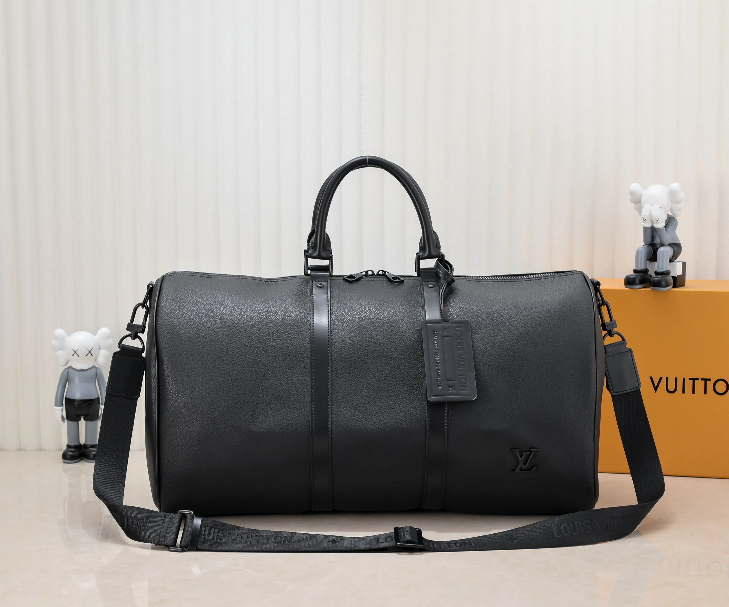 Batch 460💰M57088 41416 21420 KEEPALL BANDOULIÈRE 50 travel bag Louis Vuitton launches the Aerogram version of the new Keepall BANDOULIÈRE 50 travel bag, made of black soft grain leather, restrained and fashionable. Discreet details such as the black metal LV monogram, custom leather name tag and removable jacquard shoulder strap highlight the brand's style. Full leather pebbled travel bag with large logo on the lower right corneroo[Handshake][Handshake] Humanized size design and multiple carrying options make it a versatile travel item. Size 50cm