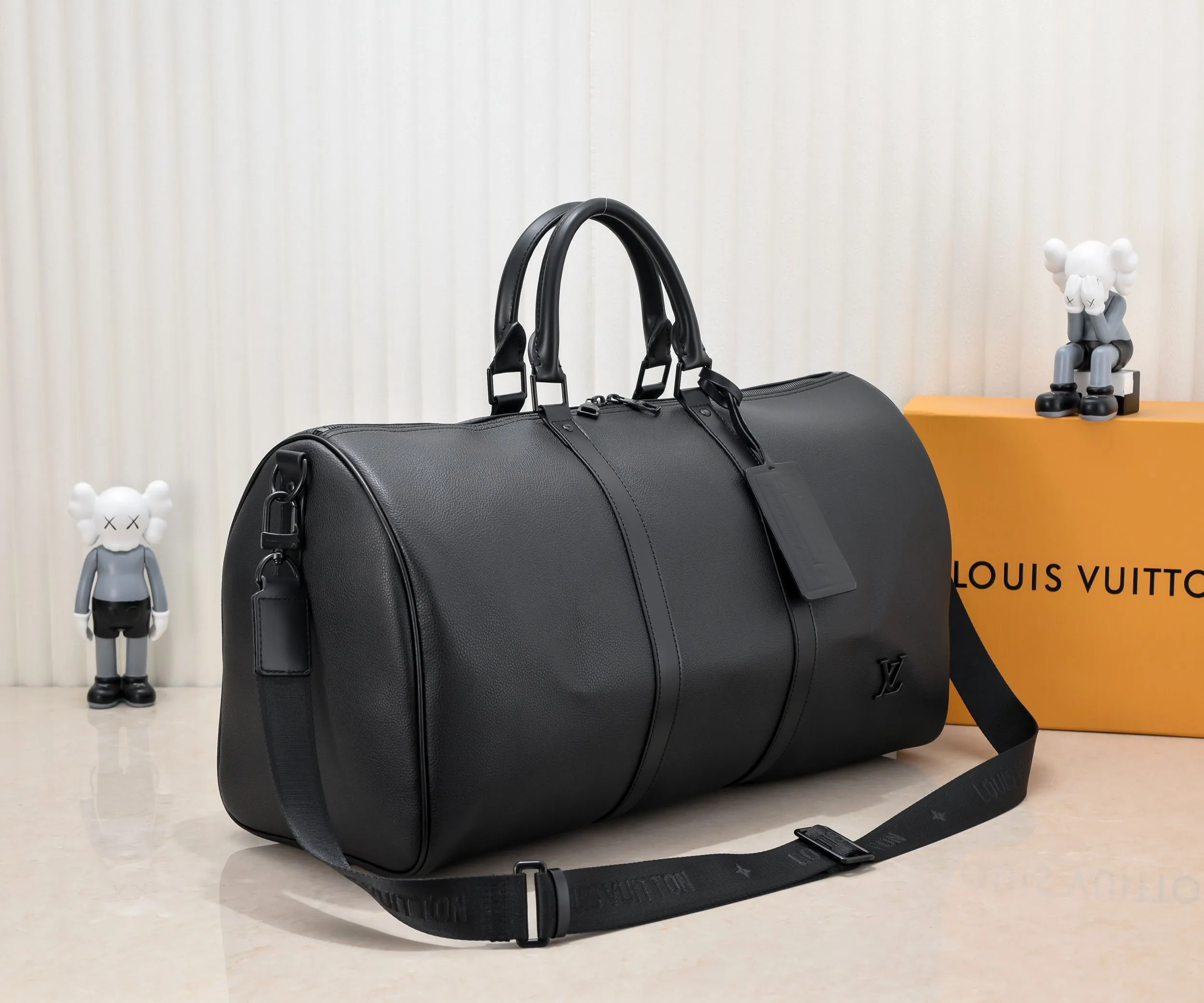 Batch 460💰M57088 41416 21420 KEEPALL BANDOULIÈRE 50 travel bag Louis Vuitton launches the Aerogram version of the new Keepall BANDOULIÈRE 50 travel bag, made of black soft grain leather, restrained and fashionable. Discreet details such as the black metal LV monogram, custom leather name tag and removable jacquard shoulder strap highlight the brand's style. Full leather pebbled travel bag with large logo on the lower right corneroo[Handshake][Handshake] Humanized size design and multiple carrying options make it a versatile travel item. Size 50cm