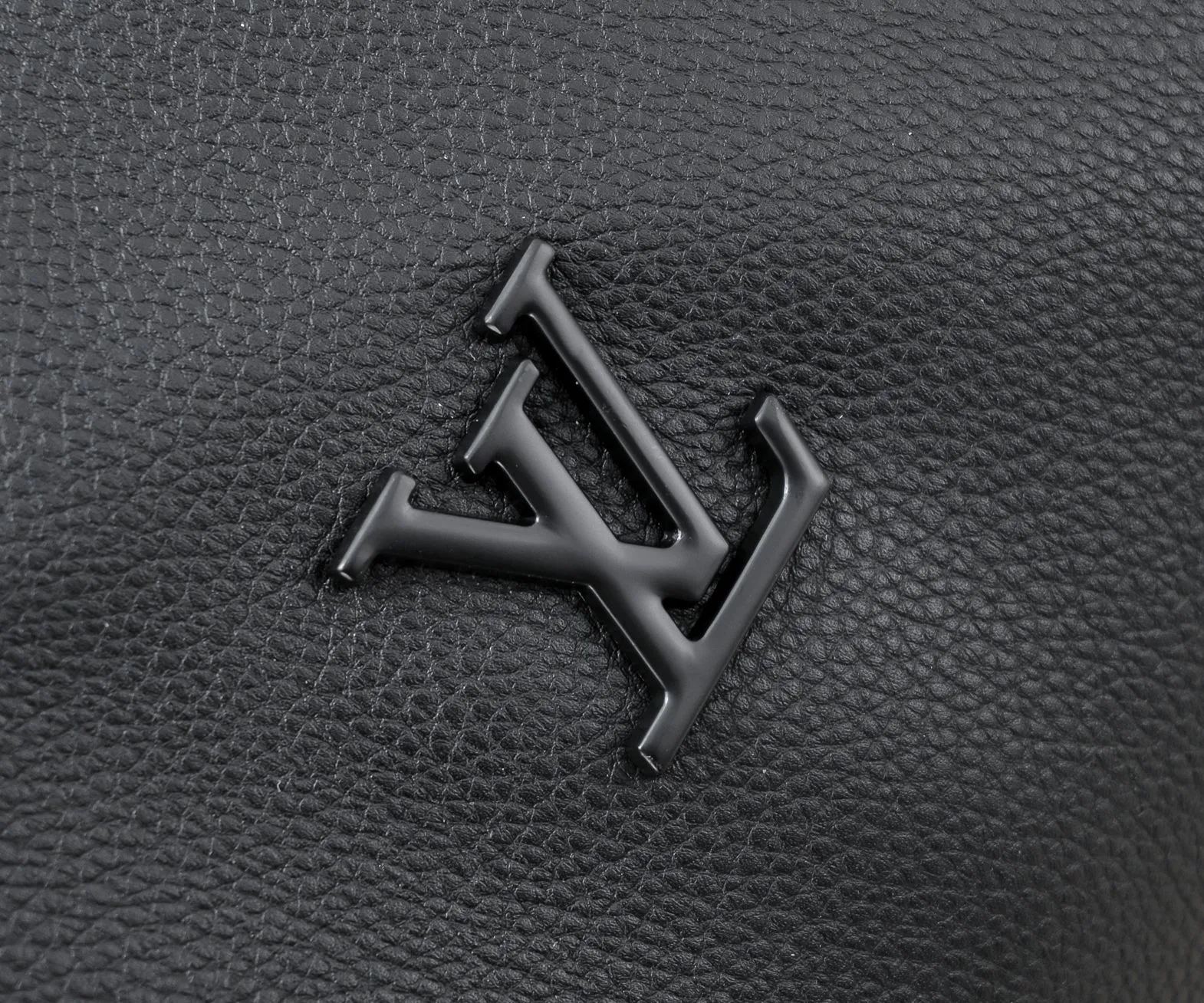 Batch 460💰M57088 41416 21420 KEEPALL BANDOULIÈRE 50 travel bag Louis Vuitton launches the Aerogram version of the new Keepall BANDOULIÈRE 50 travel bag, made of black soft grain leather, restrained and fashionable. Discreet details such as the black metal LV monogram, custom leather name tag and removable jacquard shoulder strap highlight the brand's style. Full leather pebbled travel bag with large logo on the lower right corneroo[Handshake][Handshake] Humanized size design and multiple carrying options make it a versatile travel item. Size 50cm