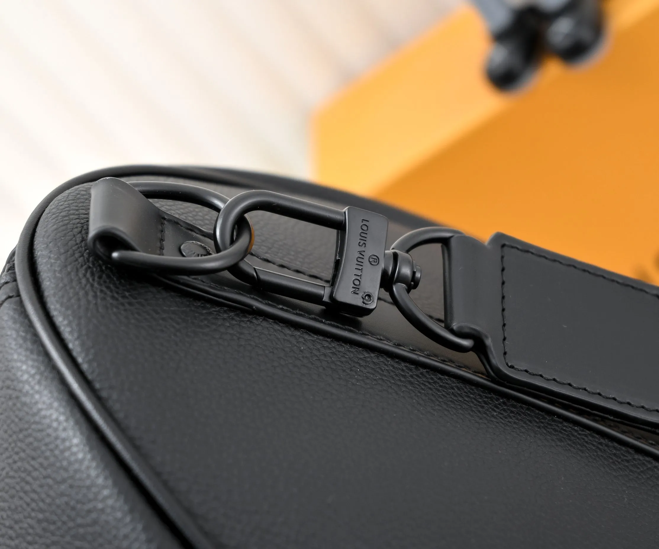 Batch 460💰M57088 41416 21420 KEEPALL BANDOULIÈRE 50 travel bag Louis Vuitton launches the Aerogram version of the new Keepall BANDOULIÈRE 50 travel bag, made of black soft grain leather, restrained and fashionable. Discreet details such as the black metal LV monogram, custom leather name tag and removable jacquard shoulder strap highlight the brand's style. Full leather pebbled travel bag with large logo on the lower right corneroo[Handshake][Handshake] Humanized size design and multiple carrying options make it a versatile travel item. Size 50cm