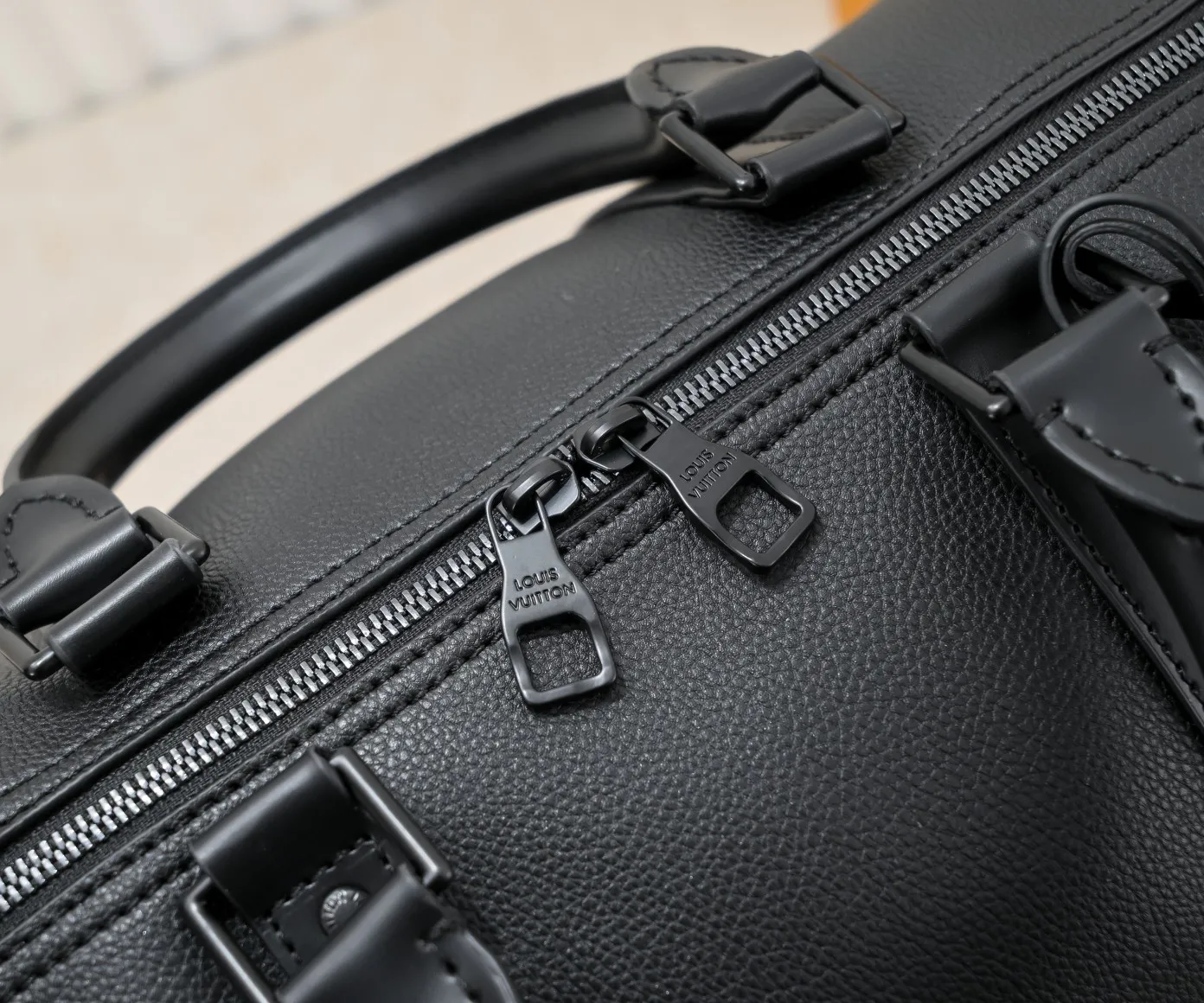 Batch 460💰M57088 41416 21420 KEEPALL BANDOULIÈRE 50 travel bag Louis Vuitton launches the Aerogram version of the new Keepall BANDOULIÈRE 50 travel bag, made of black soft grain leather, restrained and fashionable. Discreet details such as the black metal LV monogram, custom leather name tag and removable jacquard shoulder strap highlight the brand's style. Full leather pebbled travel bag with large logo on the lower right corneroo[Handshake][Handshake] Humanized size design and multiple carrying options make it a versatile travel item. Size 50cm