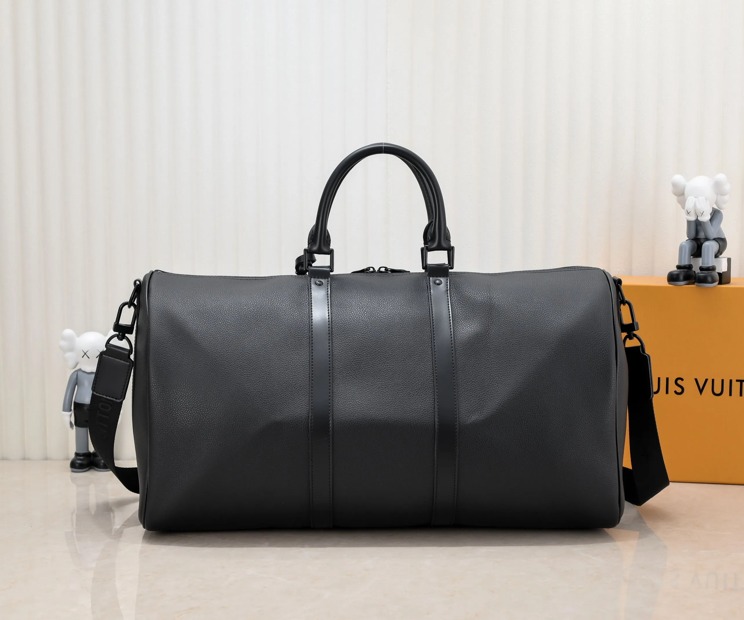 Batch 460💰M57088 41416 21420 KEEPALL BANDOULIÈRE 50 travel bag Louis Vuitton launches the Aerogram version of the new Keepall BANDOULIÈRE 50 travel bag, made of black soft grain leather, restrained and fashionable. Discreet details such as the black metal LV monogram, custom leather name tag and removable jacquard shoulder strap highlight the brand's style. Full leather pebbled travel bag with large logo on the lower right corneroo[Handshake][Handshake] Humanized size design and multiple carrying options make it a versatile travel item. Size 50cm