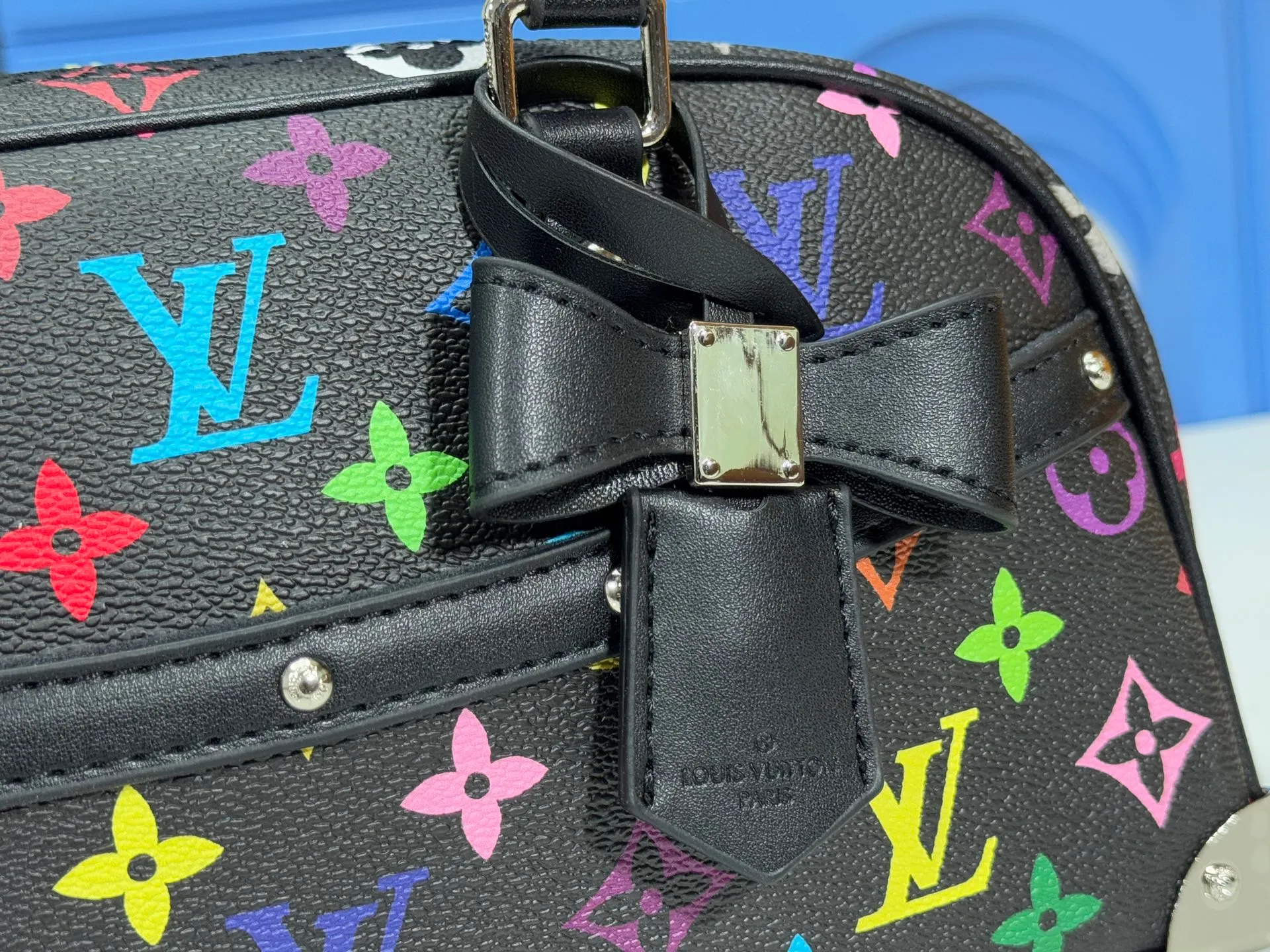 P300 Upgraded Original M13084 This Handbag East West handbag is from the Louis Vuitton x Takashi Murakami reissue series, using the artist's signature rainbow tones to trace the full-length Monogram pattern. Sleek horizontal construction lines the top handle, studded side straps, detachable and adjustable shoulder strap and LV x TM key holder, with cowhide leather details and sophisticated corners that nod to the brand's traditional luggage. Dimensions: 27.0 x 14.0 x 10.0 cm (length x height x width)