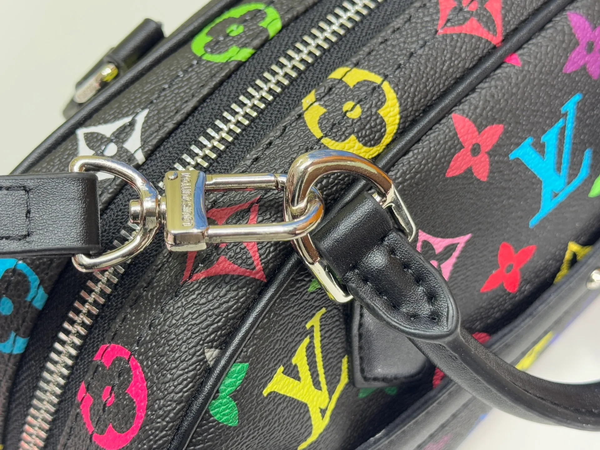 P300 Upgraded Original M13084 This Handbag East West handbag is from the Louis Vuitton x Takashi Murakami reissue series, using the artist's signature rainbow tones to trace the full-length Monogram pattern. Sleek horizontal construction lines the top handle, studded side straps, detachable and adjustable shoulder strap and LV x TM key holder, with cowhide leather details and sophisticated corners that nod to the brand's traditional luggage. Dimensions: 27.0 x 14.0 x 10.0 cm (length x height x width)