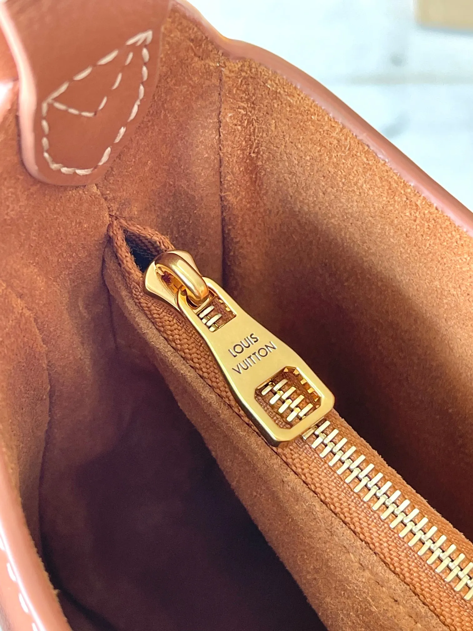 P2080 [Special grade MB chip version original leather] This Low Key Shoulder Bag once again proves the brand's exquisite craftsmanship with its gorgeous design. Soft cowhide leather is dip-dyed in a neutral color, with adjustable shoulder straps and suede lining for a sophisticated feel, while a classic LV padlock keeps your belongings safe. Model: M24885 caramel dynamic chip version Material: A-grade all-steel hardware, imported original fabric Packaging: full set of original factory duty-free MB packaging Size: 26*18*7CM