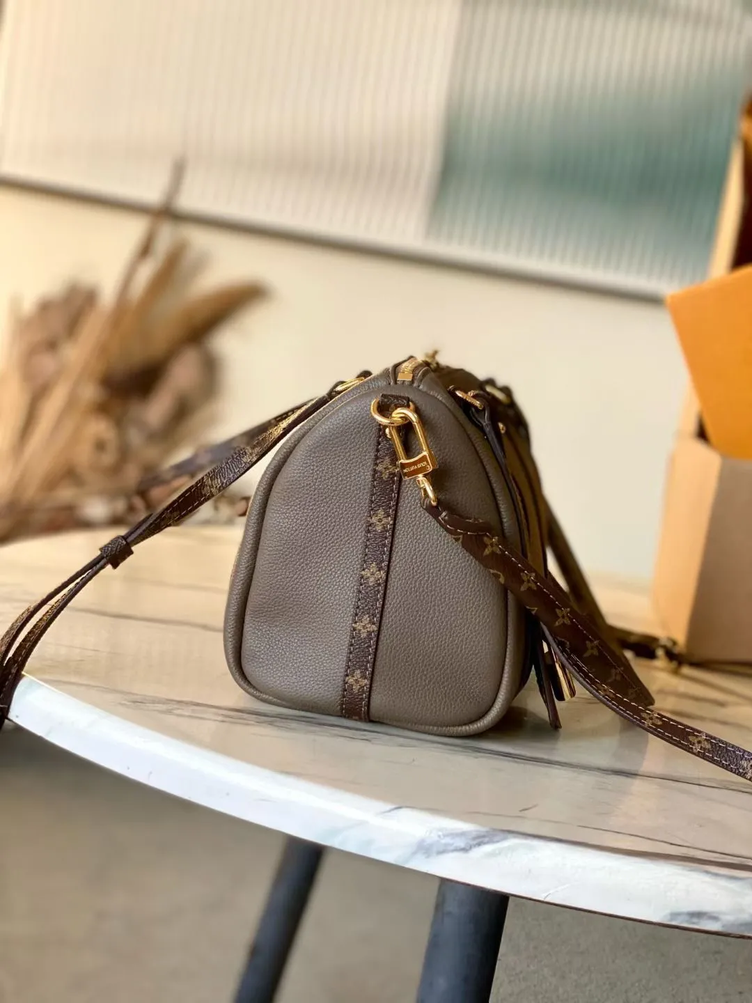 💰1040 (first-grain leather) top original order M26360 This small Express handbag can be called an urban luxury product. Its design is inspired by the brand's classic Keepall travel bag. It is made of fine cow leather and decorated with Monogram classic pattern borders and linings. It is paired with metal parts and the iconic key bag and padlock, showing the essence of Louis Vuitton's travel tradition. The compact size can accommodate daily belongings and can be carried in various ways, making it suitable for modern urban life. Dimensions: 26 × 17 × 13.5 cm