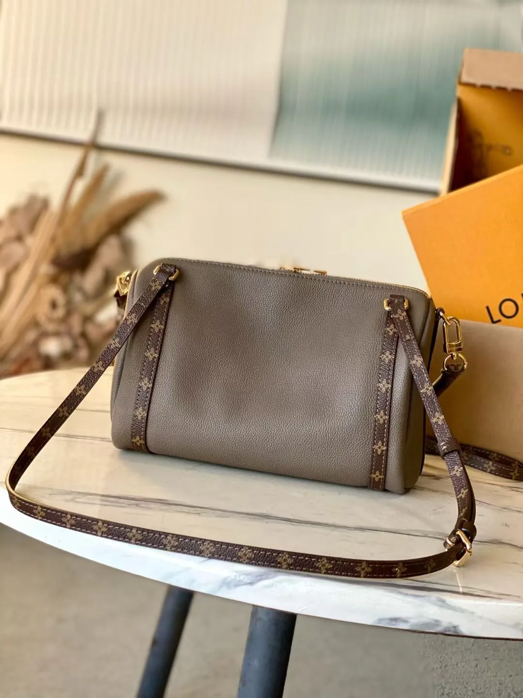 💰1040 (first-grain leather) top original order M26360 This small Express handbag can be called an urban luxury product. Its design is inspired by the brand's classic Keepall travel bag. It is made of fine cow leather and decorated with Monogram classic pattern borders and linings. It is paired with metal parts and the iconic key bag and padlock, showing the essence of Louis Vuitton's travel tradition. The compact size can accommodate daily belongings and can be carried in various ways, making it suitable for modern urban life. Dimensions: 26 × 17 × 13.5 cm