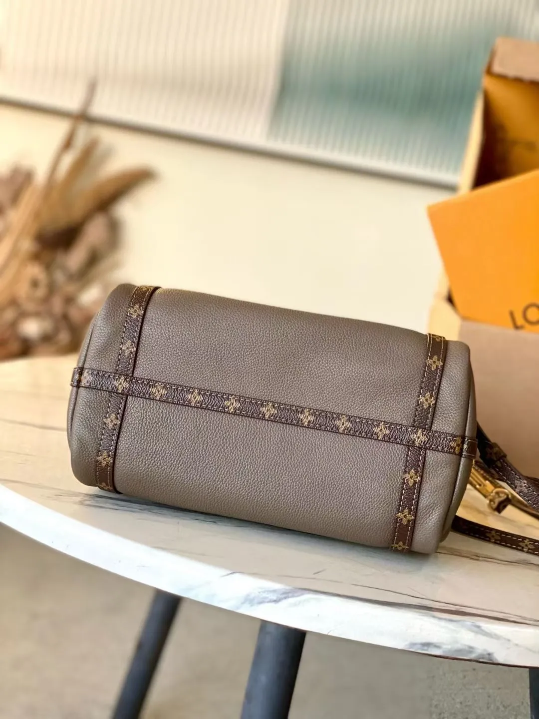 💰1040 (first-grain leather) top original order M26360 This small Express handbag can be called an urban luxury product. Its design is inspired by the brand's classic Keepall travel bag. It is made of fine cow leather and decorated with Monogram classic pattern borders and linings. It is paired with metal parts and the iconic key bag and padlock, showing the essence of Louis Vuitton's travel tradition. The compact size can accommodate daily belongings and can be carried in various ways, making it suitable for modern urban life. Dimensions: 26 × 17 × 13.5 cm