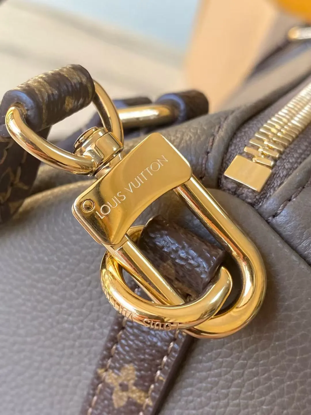 💰1040 (first-grain leather) top original order M26360 This small Express handbag can be called an urban luxury product. Its design is inspired by the brand's classic Keepall travel bag. It is made of fine cow leather and decorated with Monogram classic pattern borders and linings. It is paired with metal parts and the iconic key bag and padlock, showing the essence of Louis Vuitton's travel tradition. The compact size can accommodate daily belongings and can be carried in various ways, making it suitable for modern urban life. Dimensions: 26 × 17 × 13.5 cm