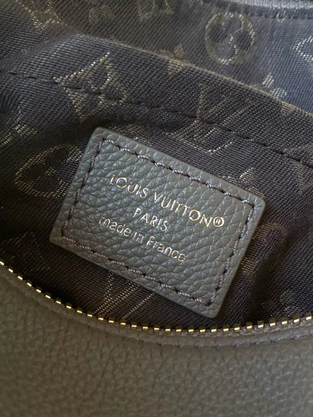 💰1040 (first-grain leather) top original order M26360 This small Express handbag can be called an urban luxury product. Its design is inspired by the brand's classic Keepall travel bag. It is made of fine cow leather and decorated with Monogram classic pattern borders and linings. It is paired with metal parts and the iconic key bag and padlock, showing the essence of Louis Vuitton's travel tradition. The compact size can accommodate daily belongings and can be carried in various ways, making it suitable for modern urban life. Dimensions: 26 × 17 × 13.5 cm