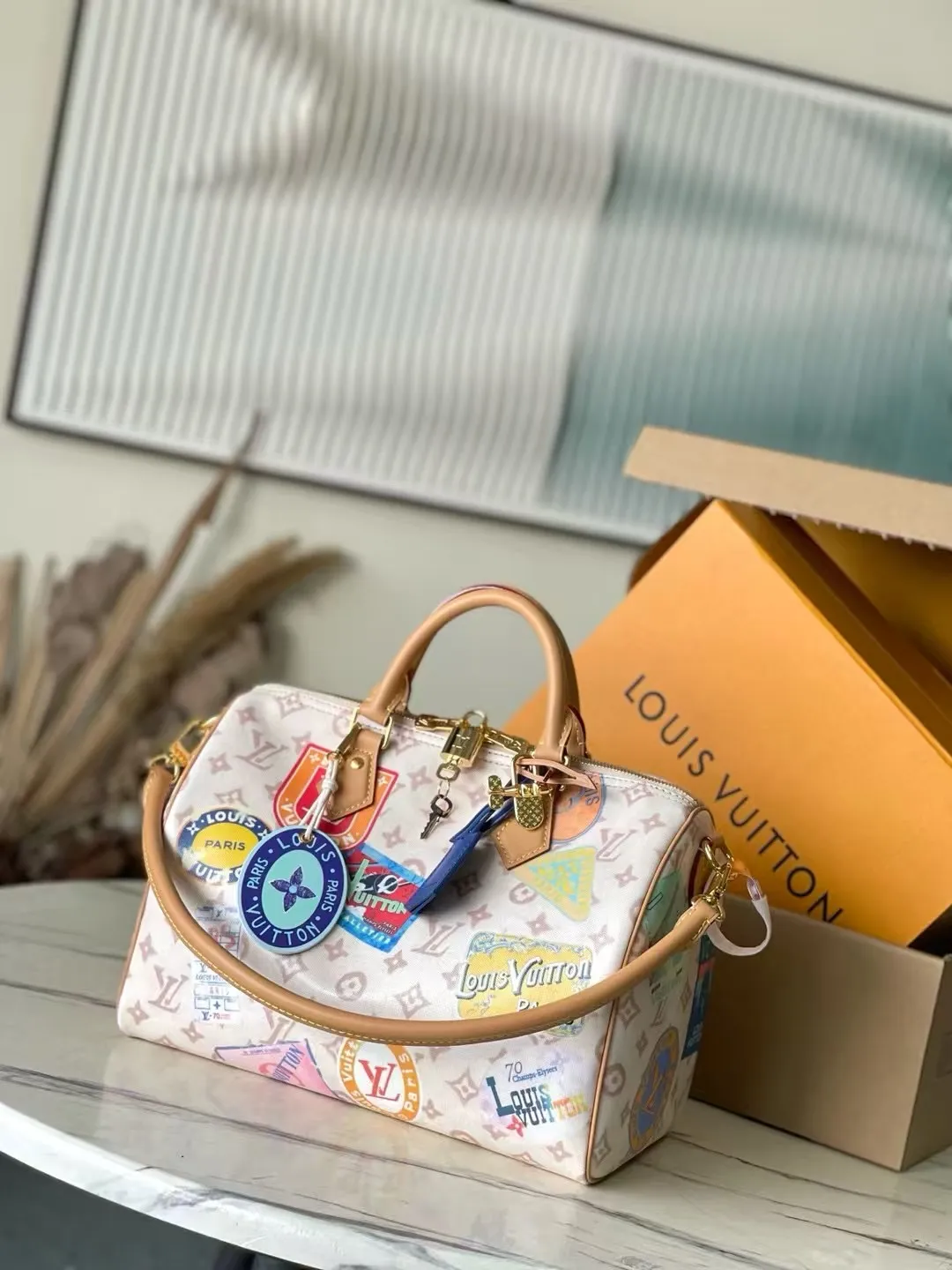 💰1080 Top original order M14587 This Speedy Soft 30 handbag uses retro brushwork to interpret Monogram Dune elements, with aircraft-shaped decoration and collage effect label, paying tribute to the design of Gaston Louis Vuitton collection series. The long handle makes it easy to carry on the shoulder, making it a great travel companion. Dimensions: 30 × 21 × 17 cm
