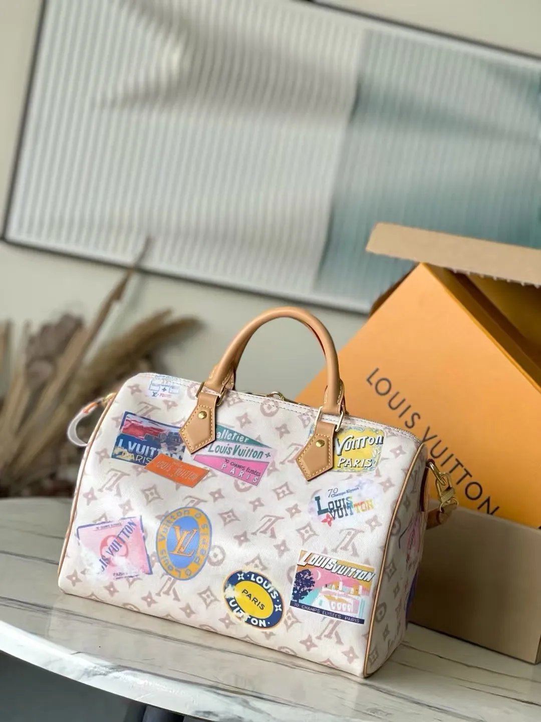 💰1080 Top original order M14587 This Speedy Soft 30 handbag uses retro brushwork to interpret Monogram Dune elements, with aircraft-shaped decoration and collage effect label, paying tribute to the design of Gaston Louis Vuitton collection series. The long handle makes it easy to carry on the shoulder, making it a great travel companion. Dimensions: 30 × 21 × 17 cm