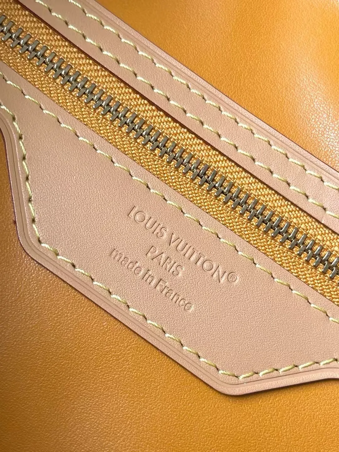 💰1080 Top original order M14587 This Speedy Soft 30 handbag uses retro brushwork to interpret Monogram Dune elements, with aircraft-shaped decoration and collage effect label, paying tribute to the design of Gaston Louis Vuitton collection series. The long handle makes it easy to carry on the shoulder, making it a great travel companion. Dimensions: 30 × 21 × 17 cm
