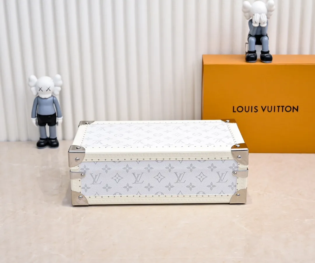💰940 Guangzhou top quality original M4700B [Exclusive photography, upgraded original] 8-piece watch box Baihua This 8-piece watch box is made of classic Monogram canvas. It is equipped with a removable tray to hide valuables.  -34.0*18.0*11.0cm✅ (Length*width*height)✅ -Equipped with 8 small pouches to hold 8 wrist watches✅ -Partitioned in the middle. Can store valuables✅ -Push open the automatic pop-up lock✅ -Inner lining with velvet✅ -Silver metal/hardware✅ -Excellent workmanship, every detail is just right✅ -Purely handmade, every small nail is clearly in place, ✅ LOUIS VUITTON hard box is like a treasure box that travels through history Its sturdiness is a hallmark of Louis Vuitton’s traditional craftsmanship✅
