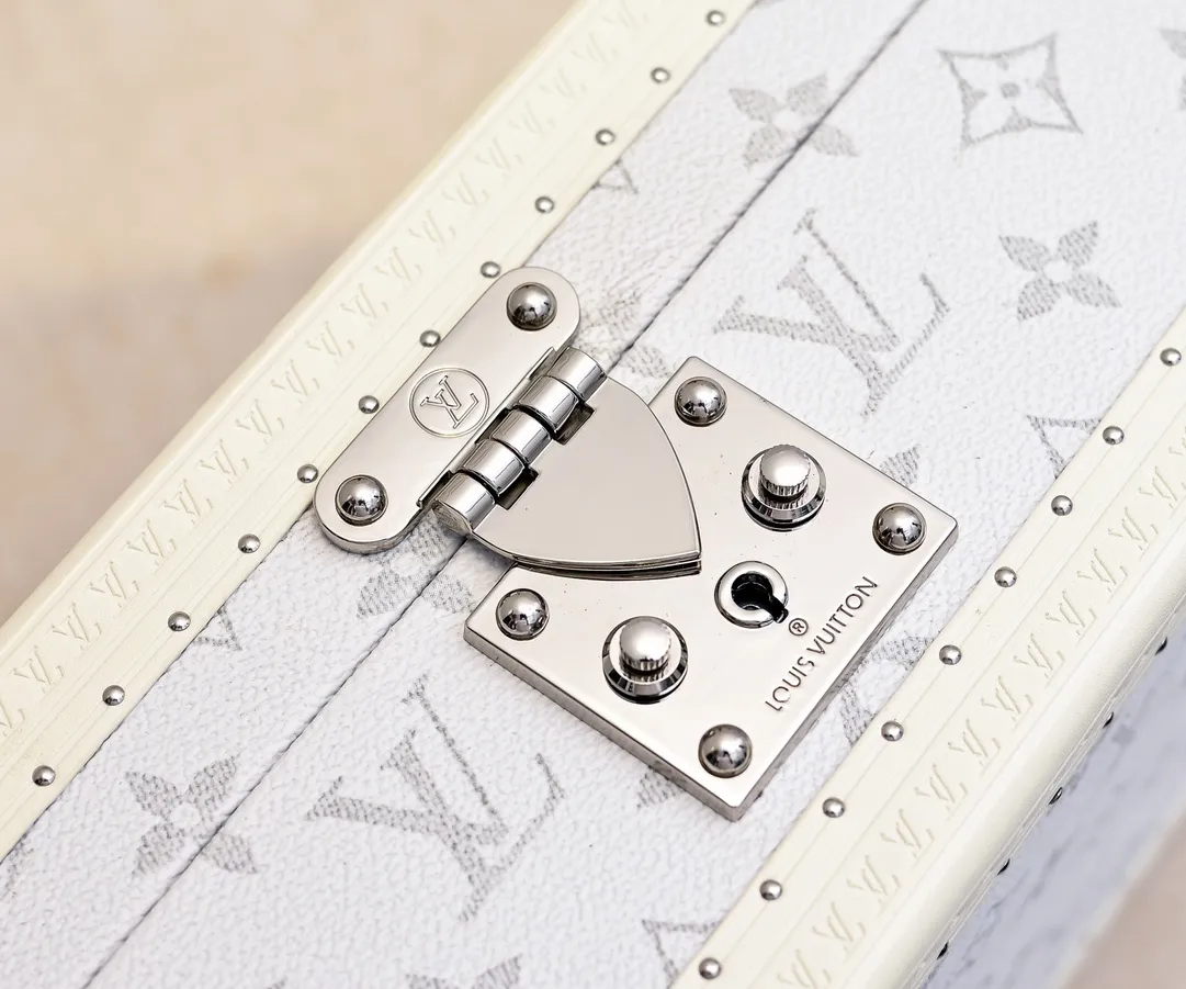 💰940 Guangzhou top quality original M4700B [Exclusive photography, upgraded original] 8-piece watch box Baihua This 8-piece watch box is made of classic Monogram canvas. It is equipped with a removable tray to hide valuables.  -34.0*18.0*11.0cm✅ (Length*width*height)✅ -Equipped with 8 small pouches to hold 8 wrist watches✅ -Partitioned in the middle. Can store valuables✅ -Push open the automatic pop-up lock✅ -Inner lining with velvet✅ -Silver metal/hardware✅ -Excellent workmanship, every detail is just right✅ -Purely handmade, every small nail is clearly in place, ✅ LOUIS VUITTON hard box is like a treasure box that travels through history Its sturdiness is a hallmark of Louis Vuitton’s traditional craftsmanship✅