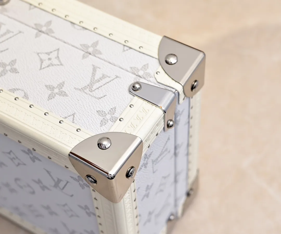 💰940 Guangzhou top quality original M4700B [Exclusive photography, upgraded original] 8-piece watch box Baihua This 8-piece watch box is made of classic Monogram canvas. It is equipped with a removable tray to hide valuables.  -34.0*18.0*11.0cm✅ (Length*width*height)✅ -Equipped with 8 small pouches to hold 8 wrist watches✅ -Partitioned in the middle. Can store valuables✅ -Push open the automatic pop-up lock✅ -Inner lining with velvet✅ -Silver metal/hardware✅ -Excellent workmanship, every detail is just right✅ -Purely handmade, every small nail is clearly in place, ✅ LOUIS VUITTON hard box is like a treasure box that travels through history Its sturdiness is a hallmark of Louis Vuitton’s traditional craftsmanship✅