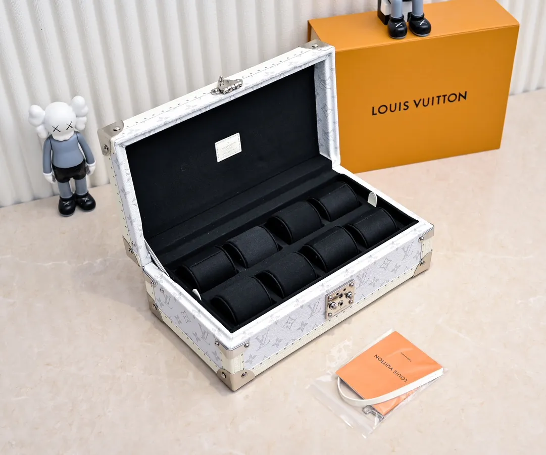 💰940 Guangzhou top quality original M4700B [Exclusive photography, upgraded original] 8-piece watch box Baihua This 8-piece watch box is made of classic Monogram canvas. It is equipped with a removable tray to hide valuables.  -34.0*18.0*11.0cm✅ (Length*width*height)✅ -Equipped with 8 small pouches to hold 8 wrist watches✅ -Partitioned in the middle. Can store valuables✅ -Push open the automatic pop-up lock✅ -Inner lining with velvet✅ -Silver metal/hardware✅ -Excellent workmanship, every detail is just right✅ -Purely handmade, every small nail is clearly in place, ✅ LOUIS VUITTON hard box is like a treasure box that travels through history Its sturdiness is a hallmark of Louis Vuitton’s traditional craftsmanship✅