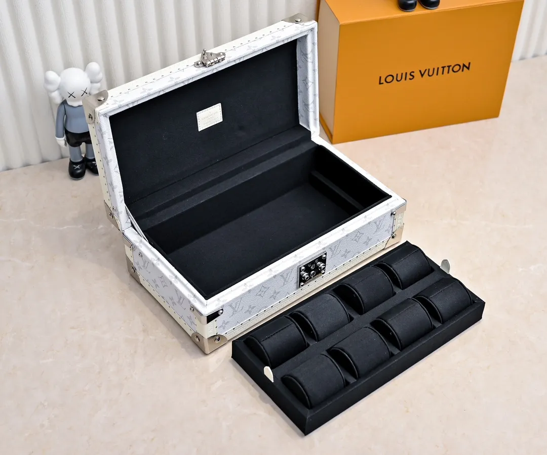 💰940 Guangzhou top quality original M4700B [Exclusive photography, upgraded original] 8-piece watch box Baihua This 8-piece watch box is made of classic Monogram canvas. It is equipped with a removable tray to hide valuables.  -34.0*18.0*11.0cm✅ (Length*width*height)✅ -Equipped with 8 small pouches to hold 8 wrist watches✅ -Partitioned in the middle. Can store valuables✅ -Push open the automatic pop-up lock✅ -Inner lining with velvet✅ -Silver metal/hardware✅ -Excellent workmanship, every detail is just right✅ -Purely handmade, every small nail is clearly in place, ✅ LOUIS VUITTON hard box is like a treasure box that travels through history Its sturdiness is a hallmark of Louis Vuitton’s traditional craftsmanship✅