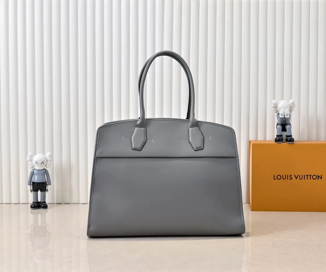 Batch 💰Small 380 💰Large 200 Furry M12005 M12556 M12337 This large City Steamer handbag draws inspiration from the design of luggage built for cruise ships in 1901, making its eye-catching appearance at the 2024 autumn and winter ready-to-wear show. Grained Millesime leather and shearling leather trims add seasonal flair, an embossed padlock and hot-stamped LV Circle logo add a modern twist, and a removable Monogram storage bag makes it easy to store valuables. Size: large size 35x42x21cm, small size 30x36x17