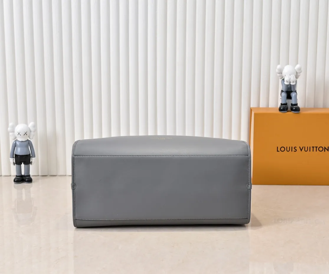 Batch 💰Small 380 💰Large 200 Furry M12005 M12556 M12337 This large City Steamer handbag draws inspiration from the design of luggage built for cruise ships in 1901, making its eye-catching appearance at the 2024 autumn and winter ready-to-wear show. Grained Millesime leather and shearling leather trims add seasonal flair, an embossed padlock and hot-stamped LV Circle logo add a modern twist, and a removable Monogram storage bag makes it easy to store valuables. Size: large size 35x42x21cm, small size 30x36x17